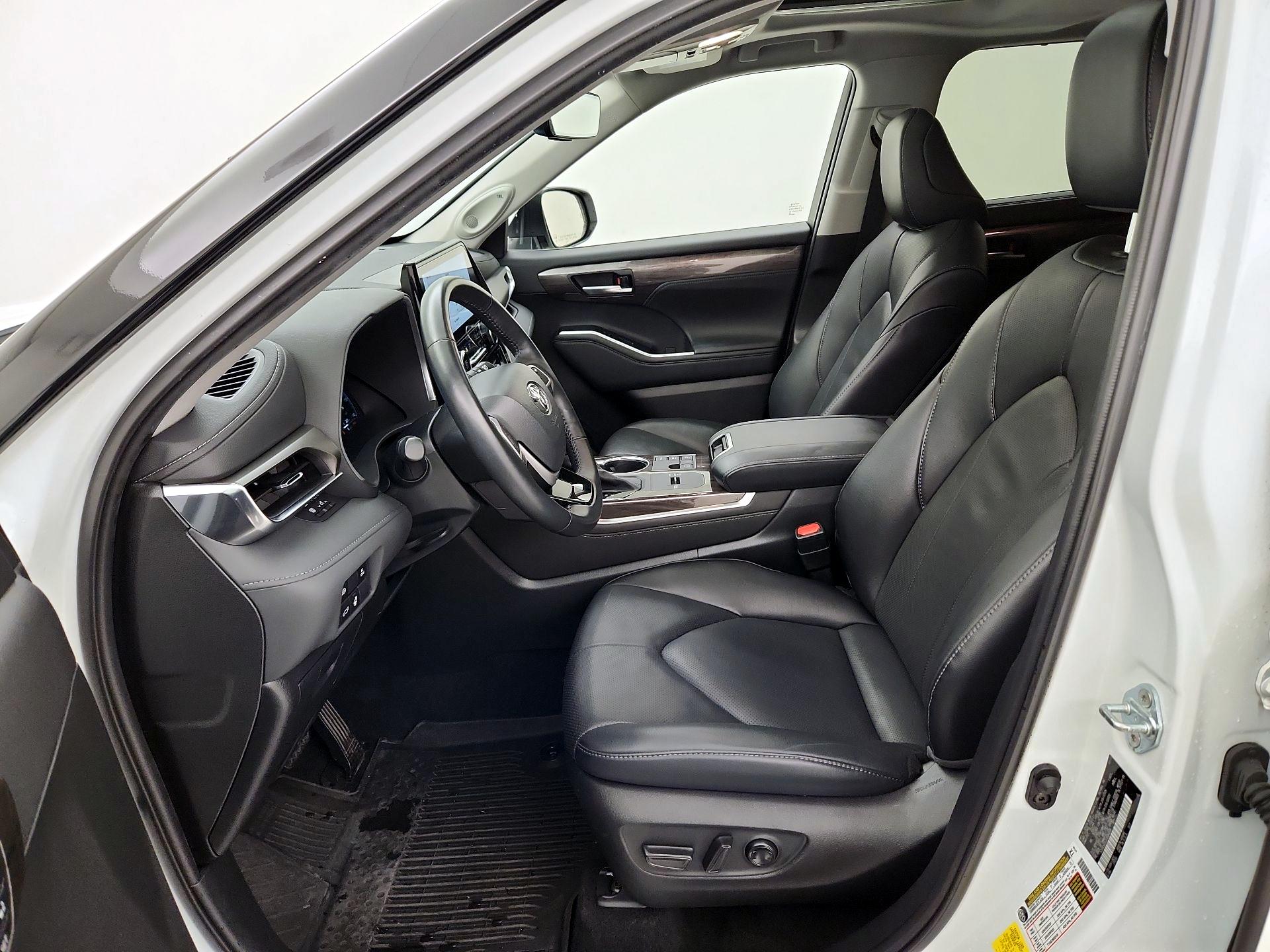 Thumbnail: 2023 Toyota Highlander - 11