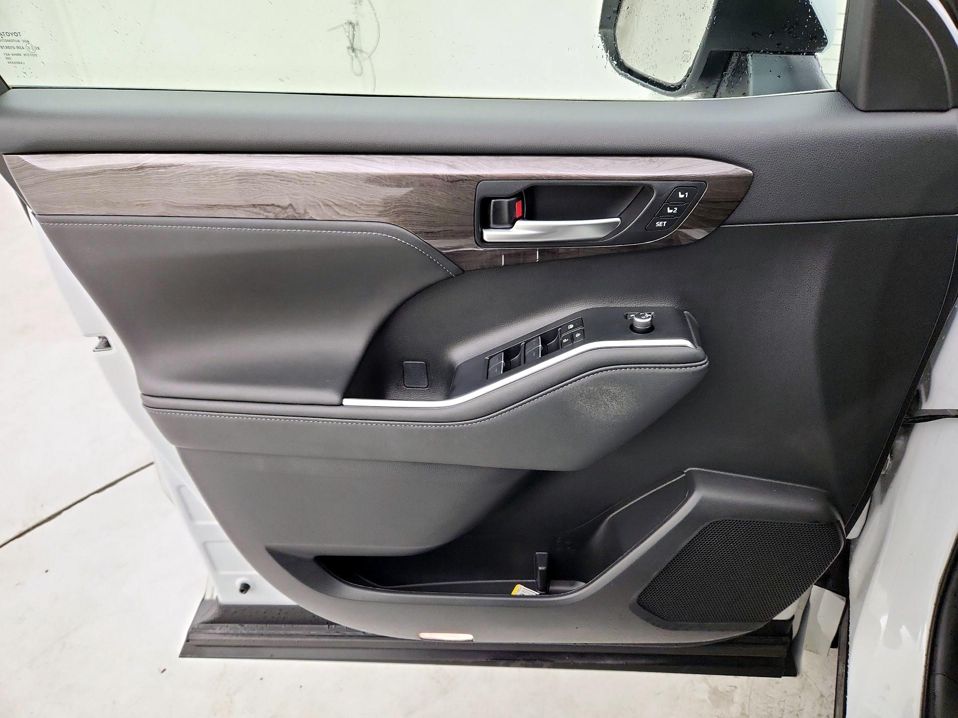 Thumbnail: 2023 Toyota Highlander - 12