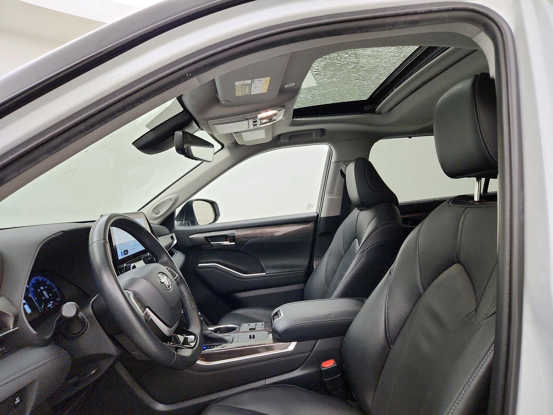 Thumbnail: 2023 Toyota Highlander - 19