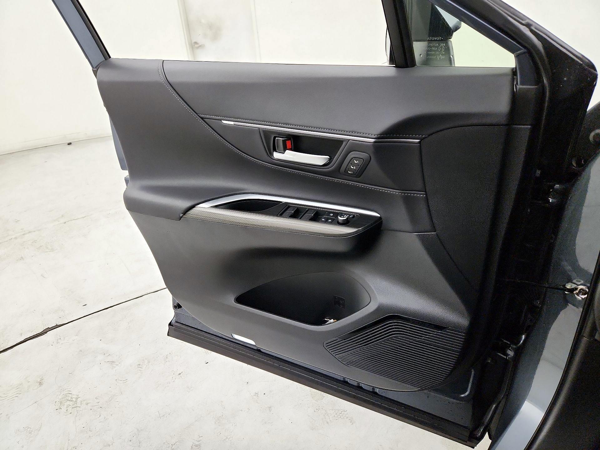 Thumbnail: 2021 Toyota Venza - 12