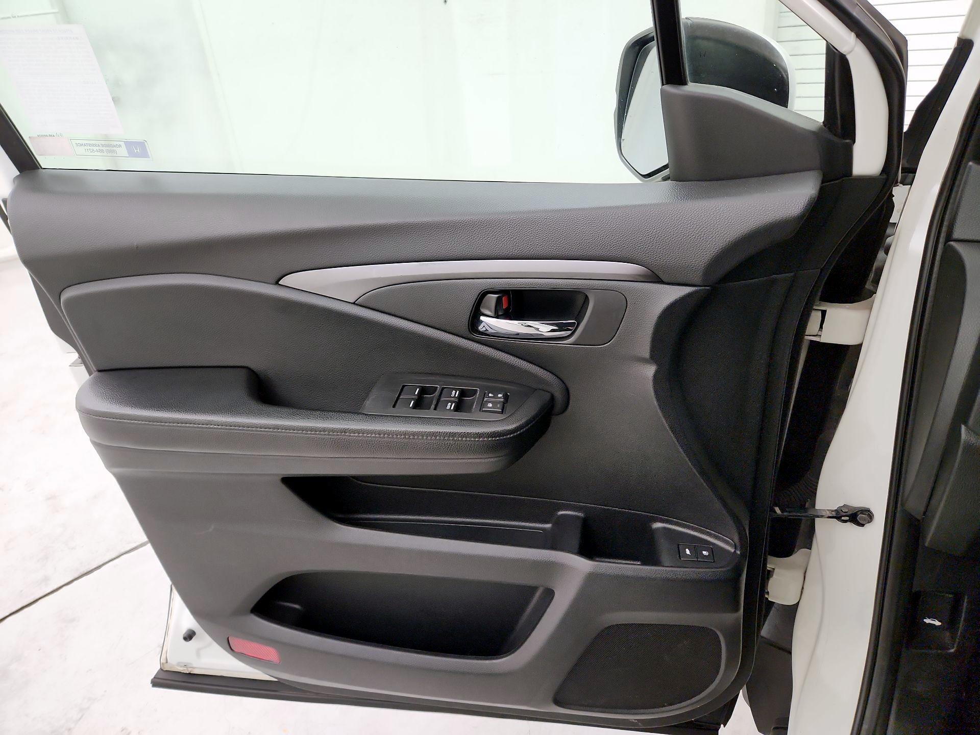 Thumbnail: 2017 Honda Pilot - 12