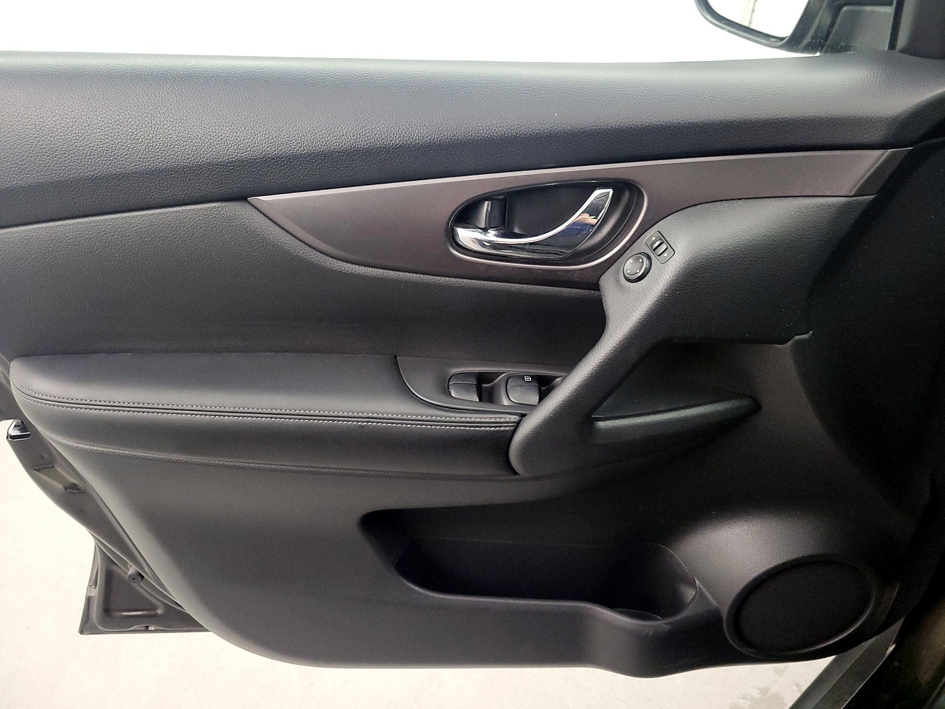 Thumbnail: 2016 Nissan Rogue - 12