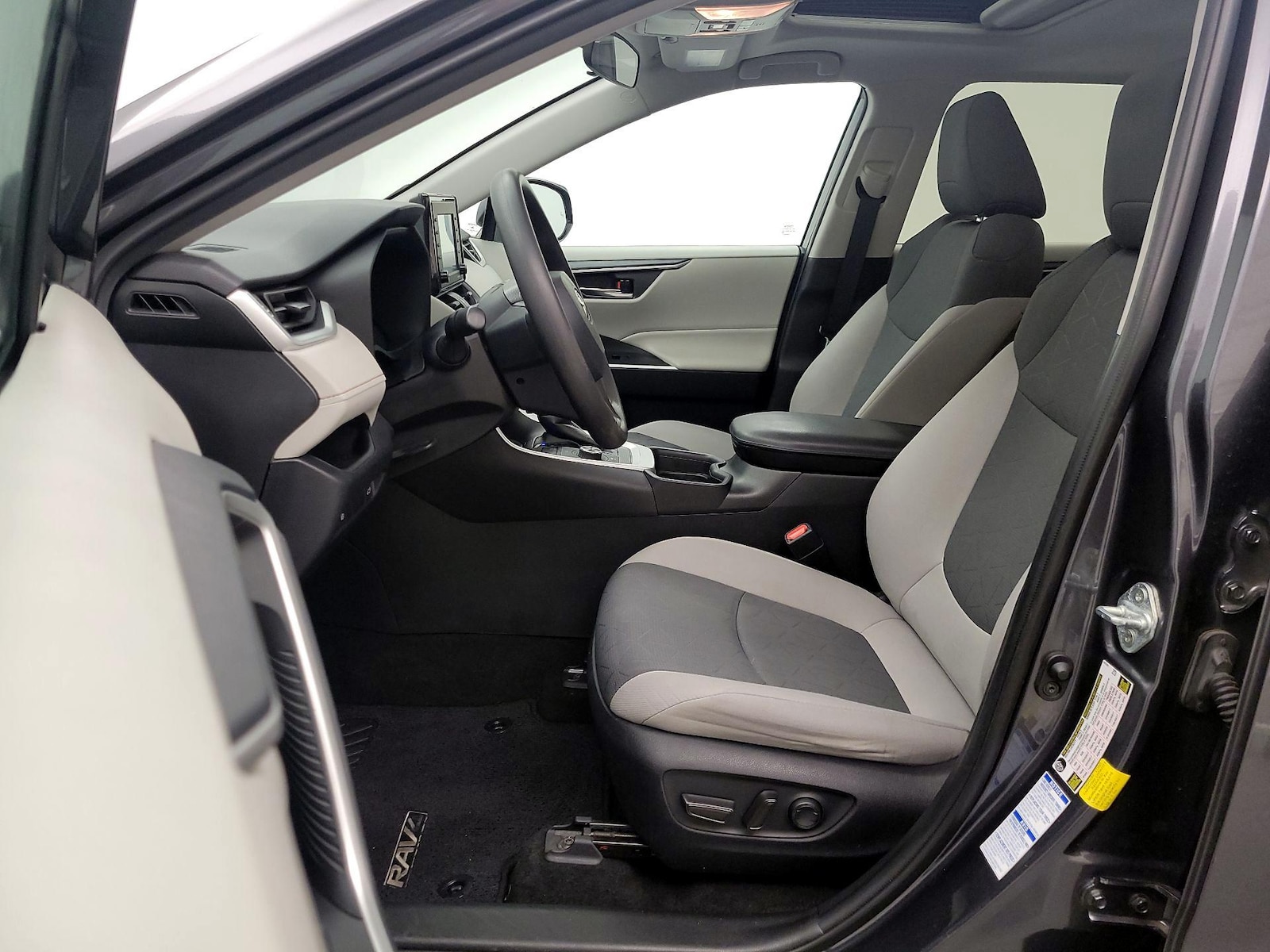 2021 Toyota RAV4 XLE - Photo 12