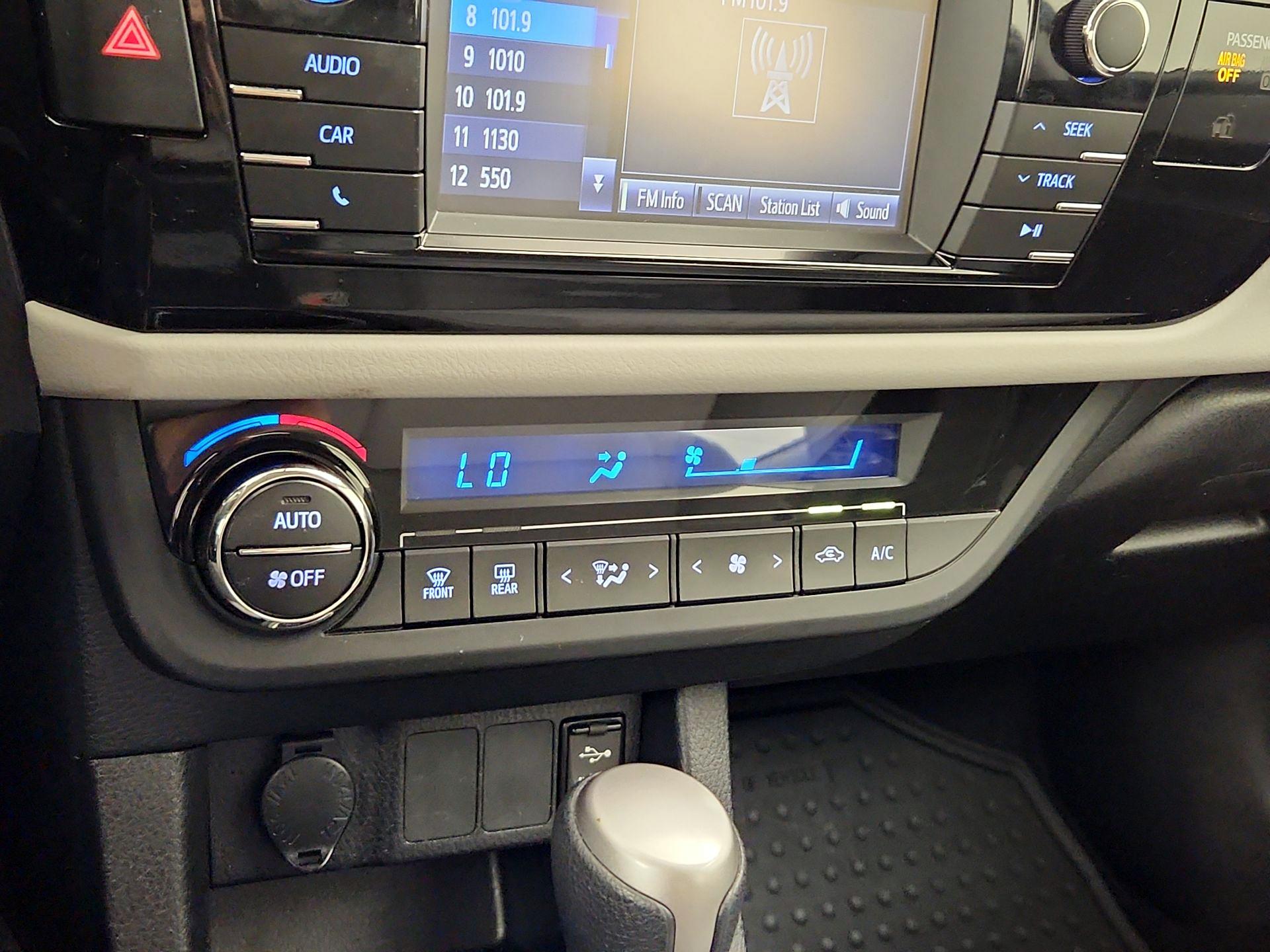 Thumbnail: 2015 Toyota Corolla - 16