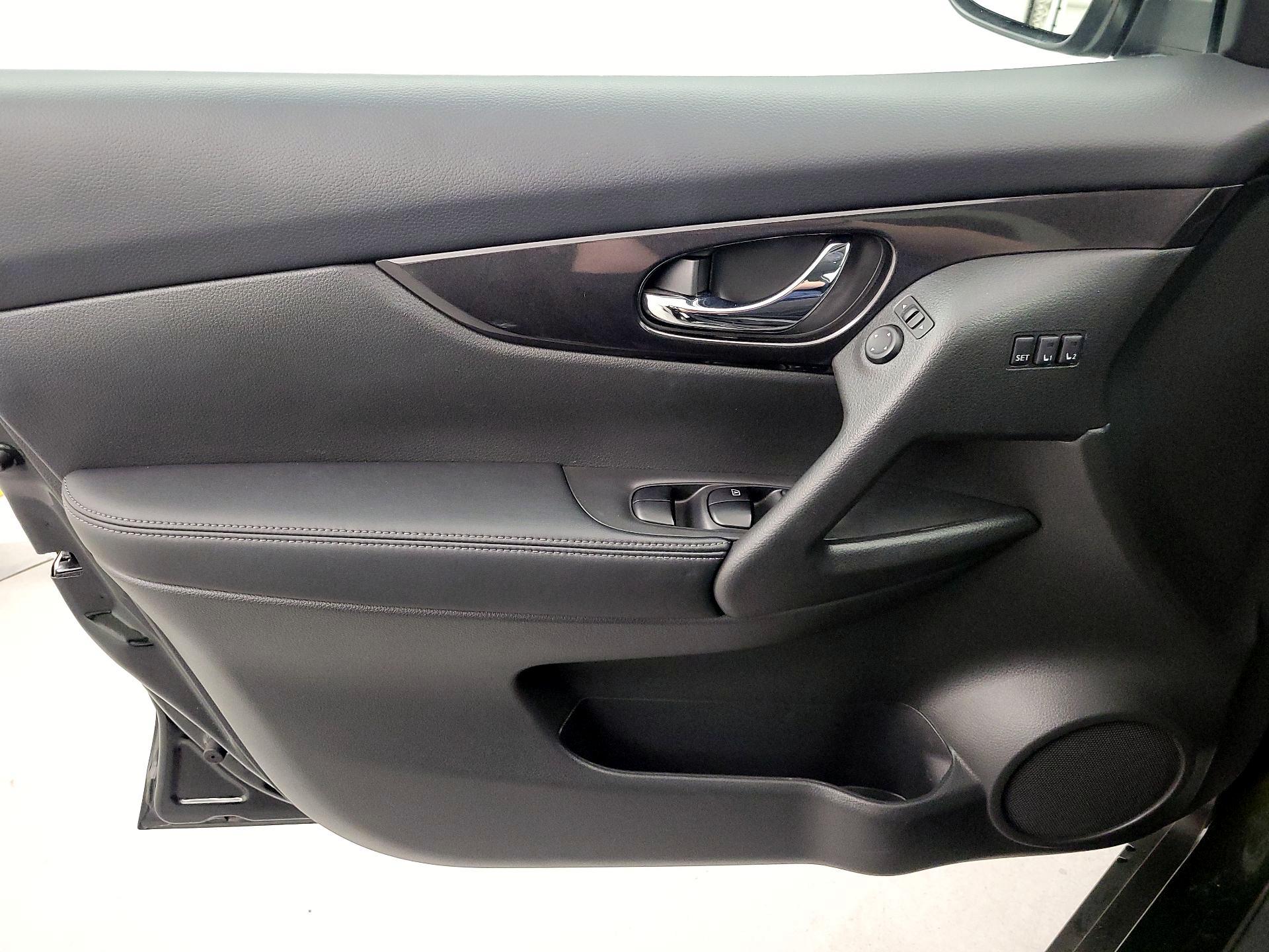 Thumbnail: 2018 Nissan Rogue - 12