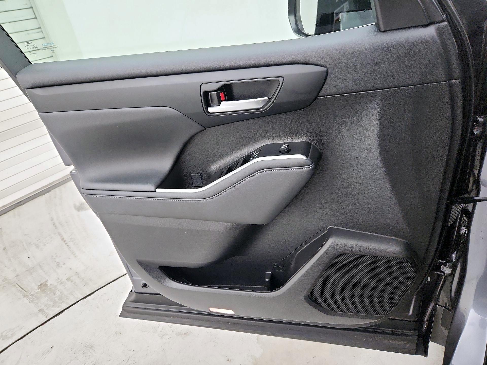 Thumbnail: 2023 Toyota Highlander - 12