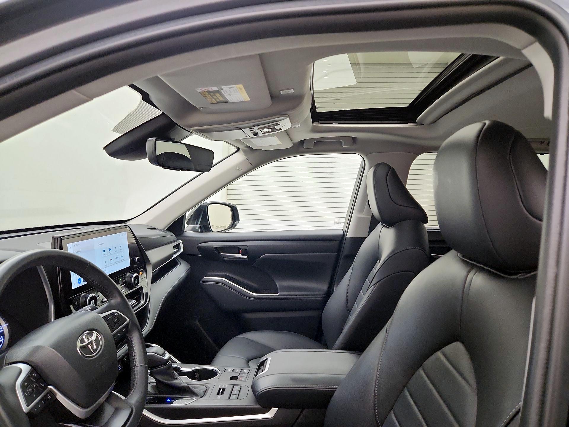 Thumbnail: 2023 Toyota Highlander - 19