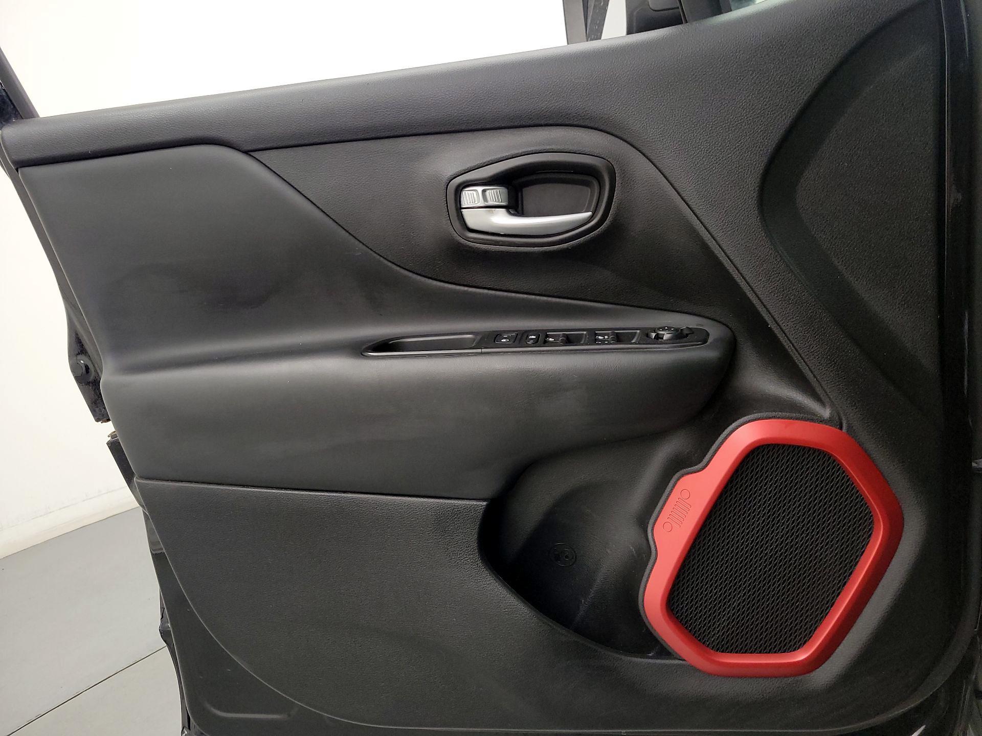 Thumbnail: 2018 Jeep Renegade - 12