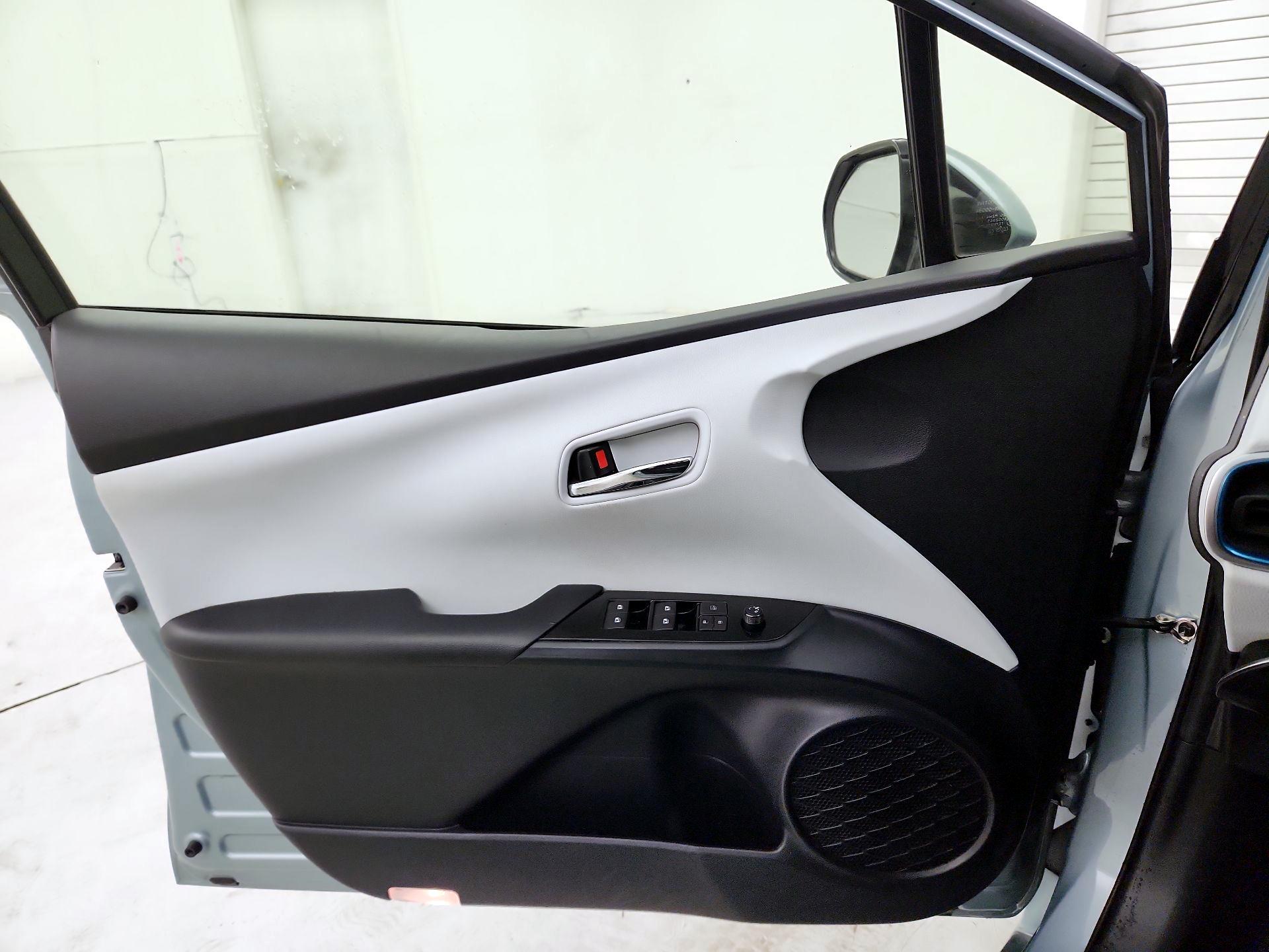 Thumbnail: 2016 Toyota Prius - 12