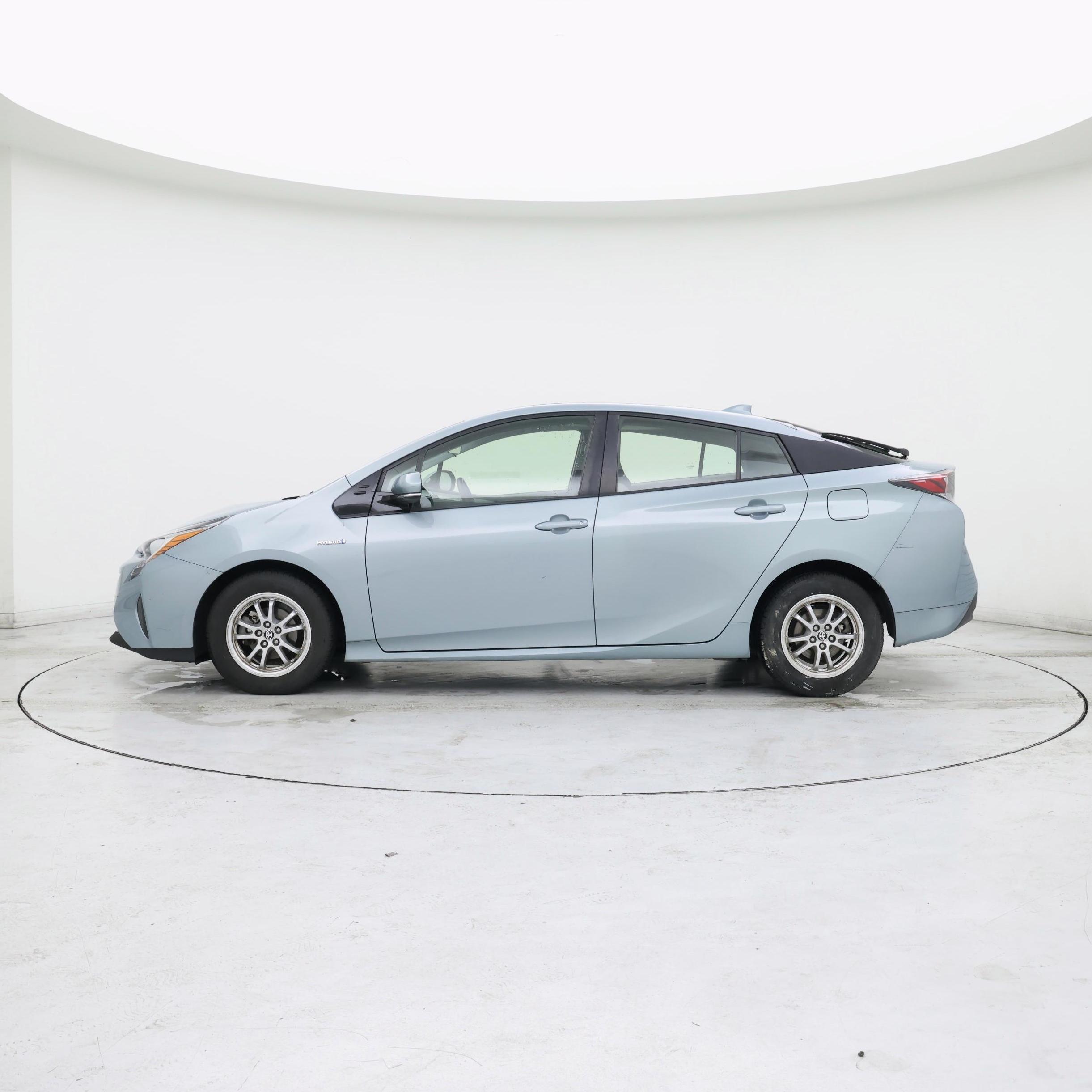 Thumbnail: 2016 Toyota Prius - 3