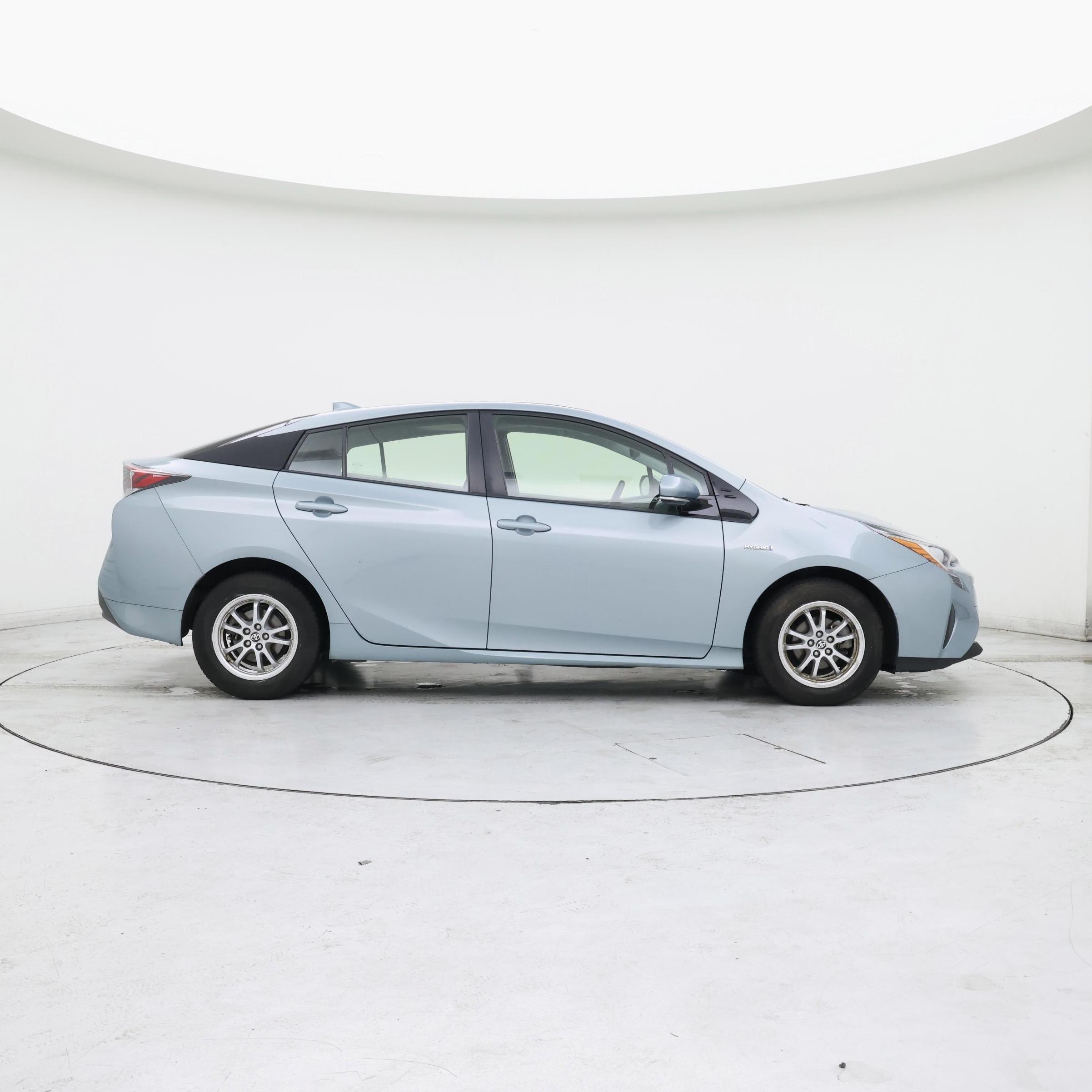 Thumbnail: 2016 Toyota Prius - 7