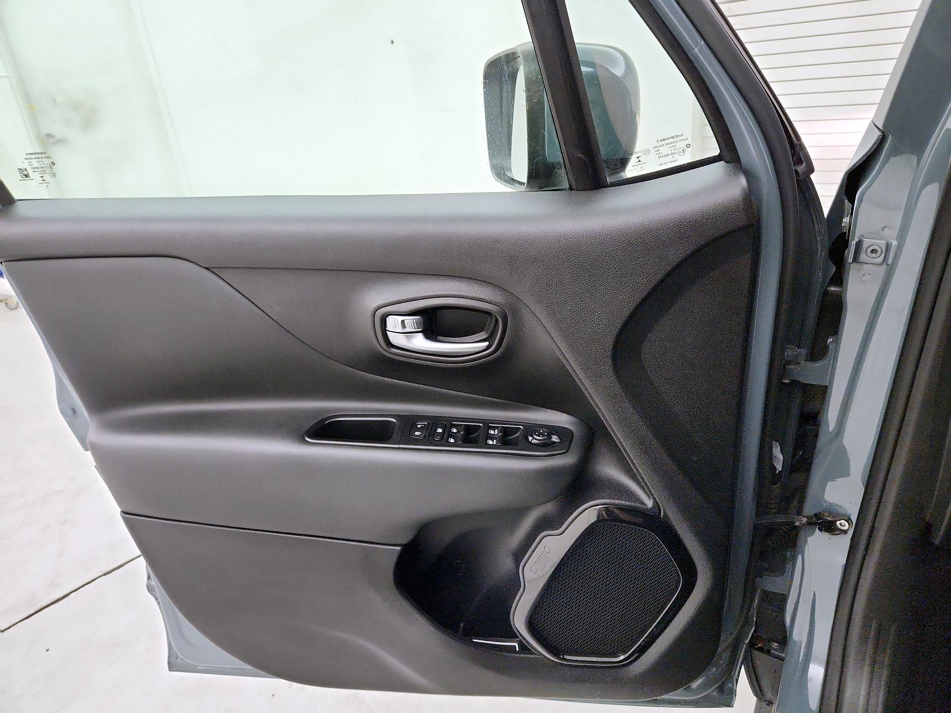 Thumbnail: 2018 Jeep Renegade - 12