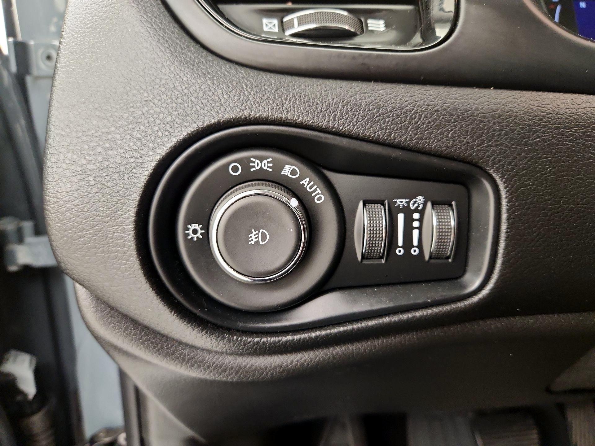 Thumbnail: 2018 Jeep Renegade - 13