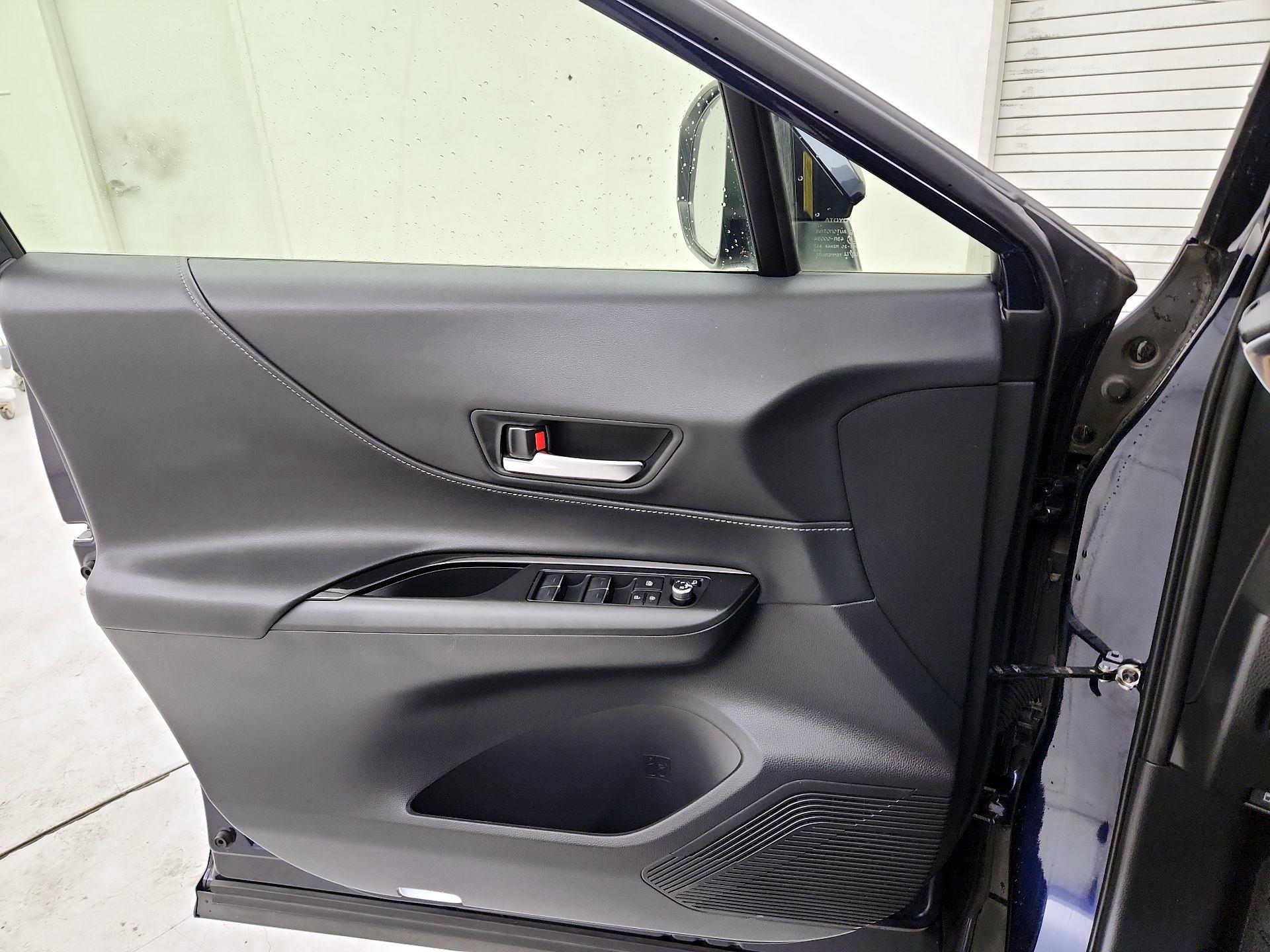 Thumbnail: 2022 Toyota Venza - 12