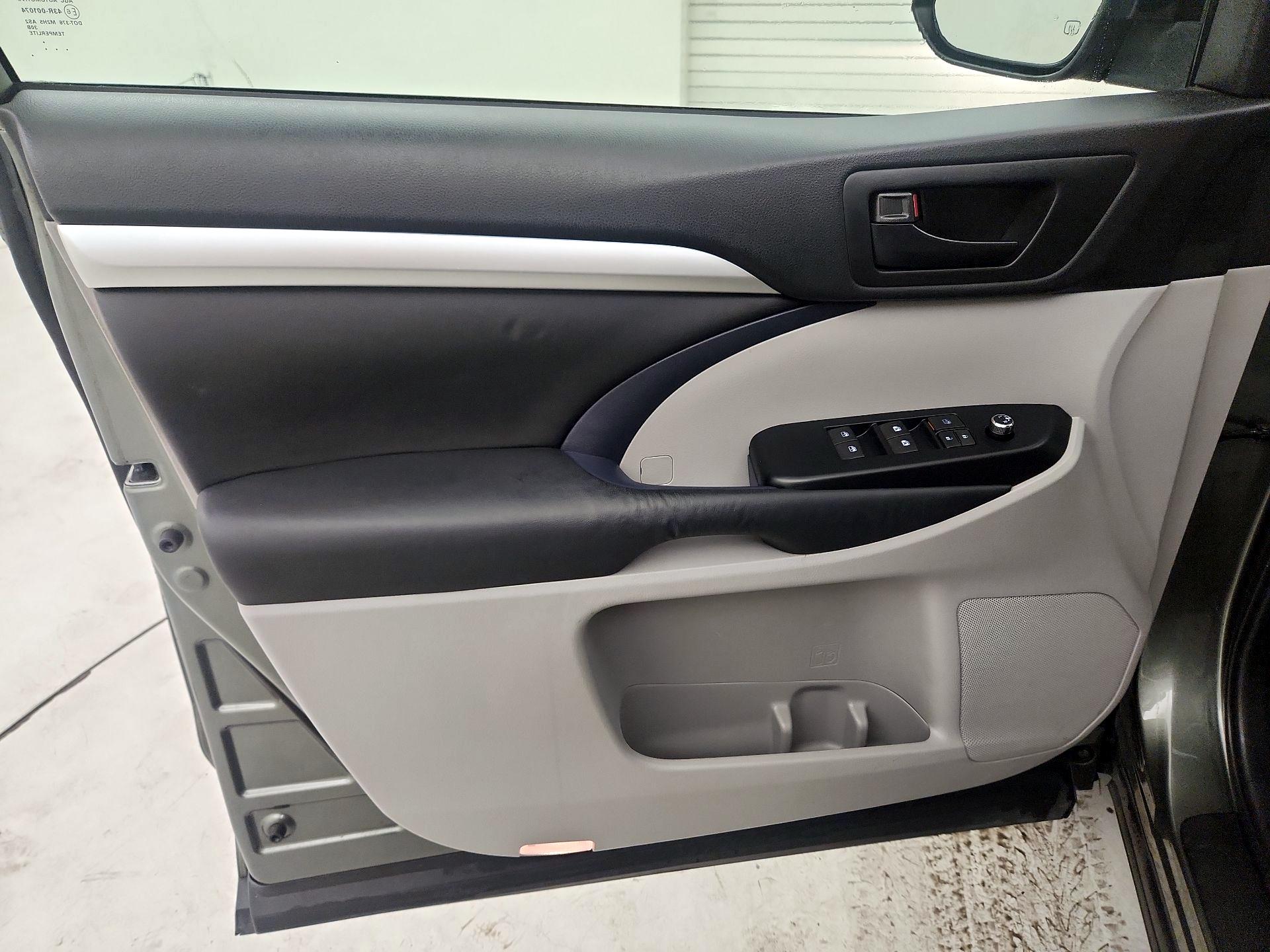 Thumbnail: 2014 Toyota Highlander - 12