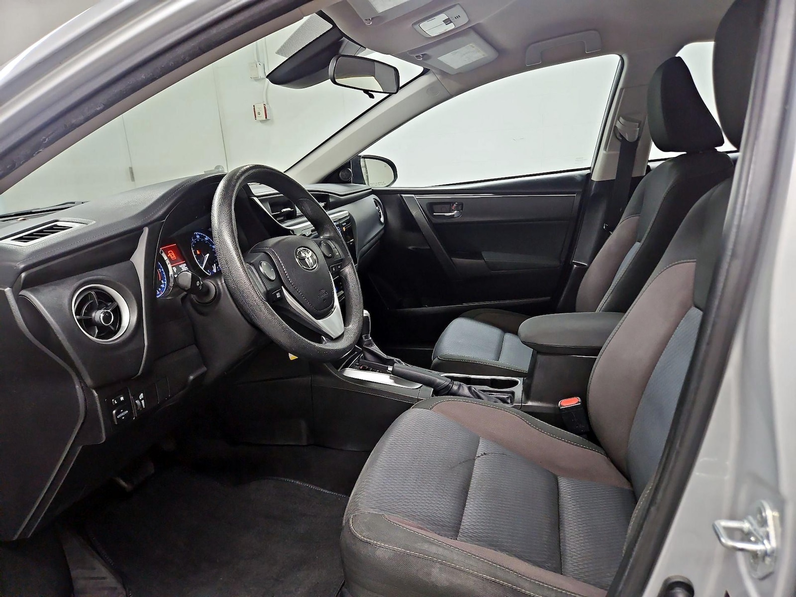 2017 Toyota Corolla LE - Photo 12