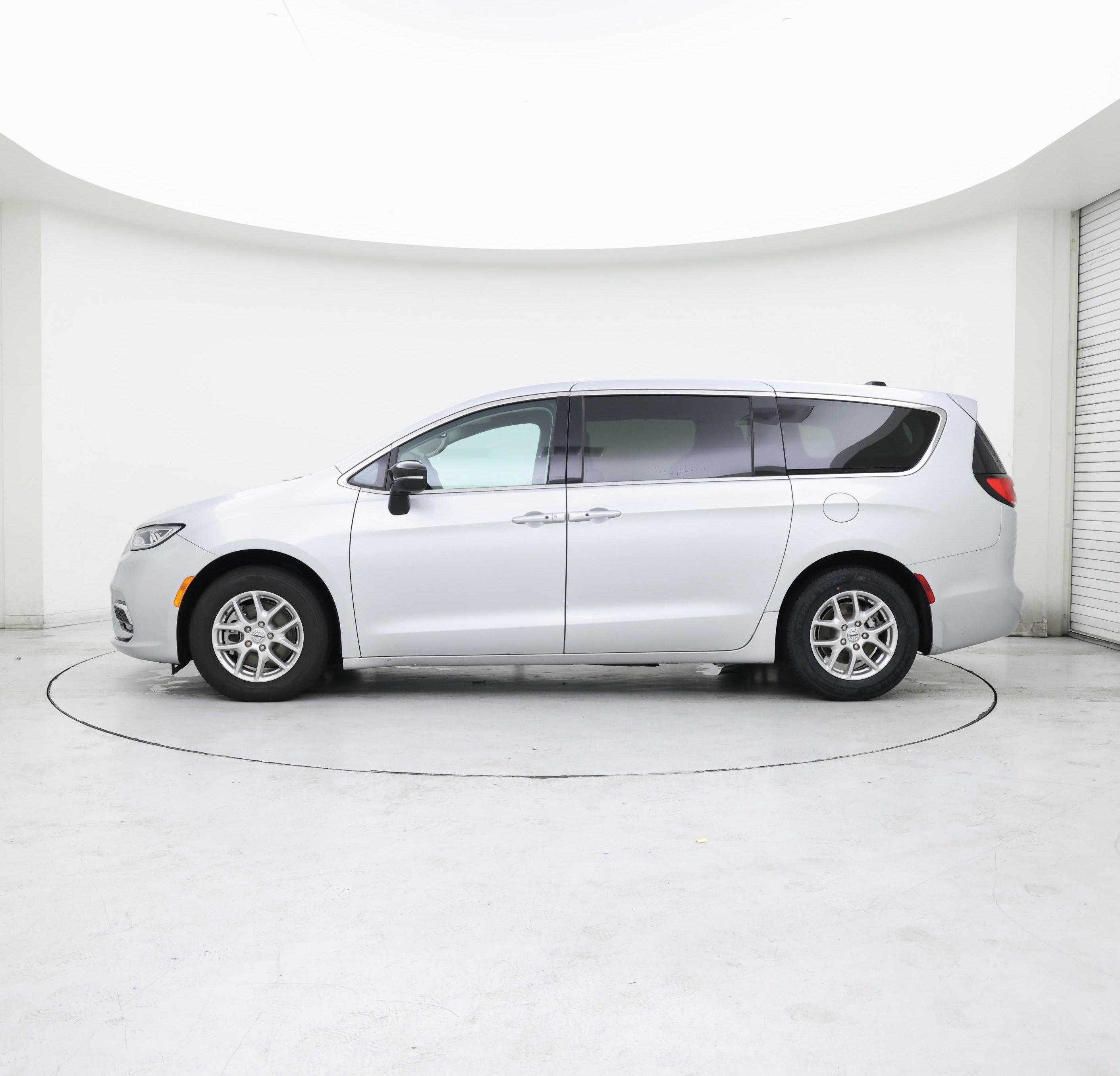 Thumbnail: 2024 Chrysler Pacifica - 3