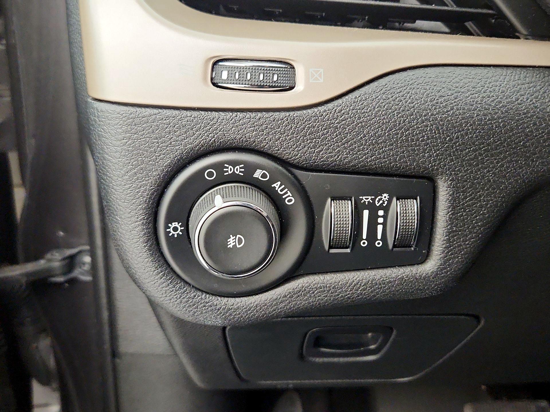 Thumbnail: 2016 Jeep Cherokee - 13