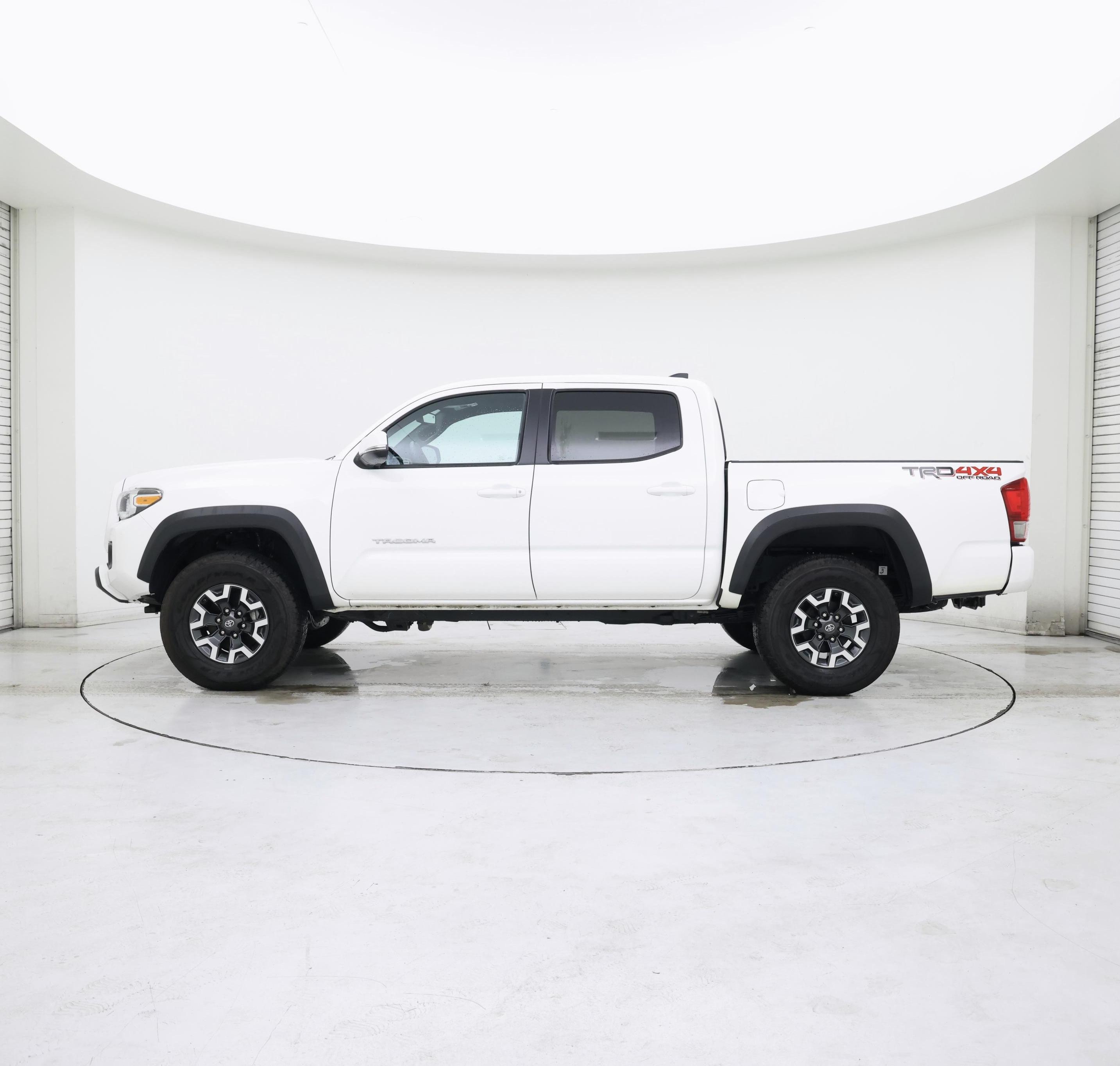 Thumbnail: 2017 Toyota Tacoma - 3