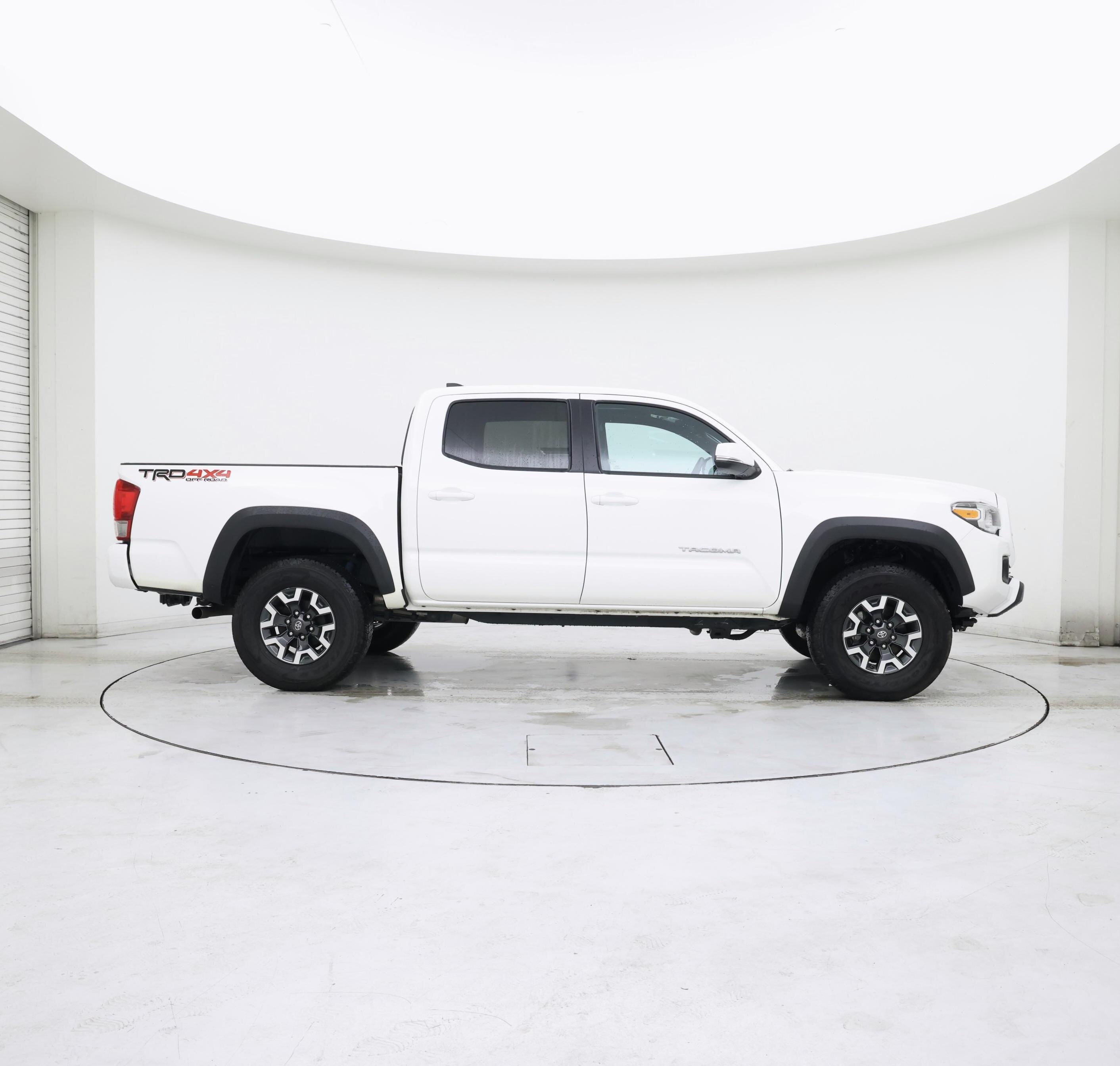 Thumbnail: 2017 Toyota Tacoma - 7