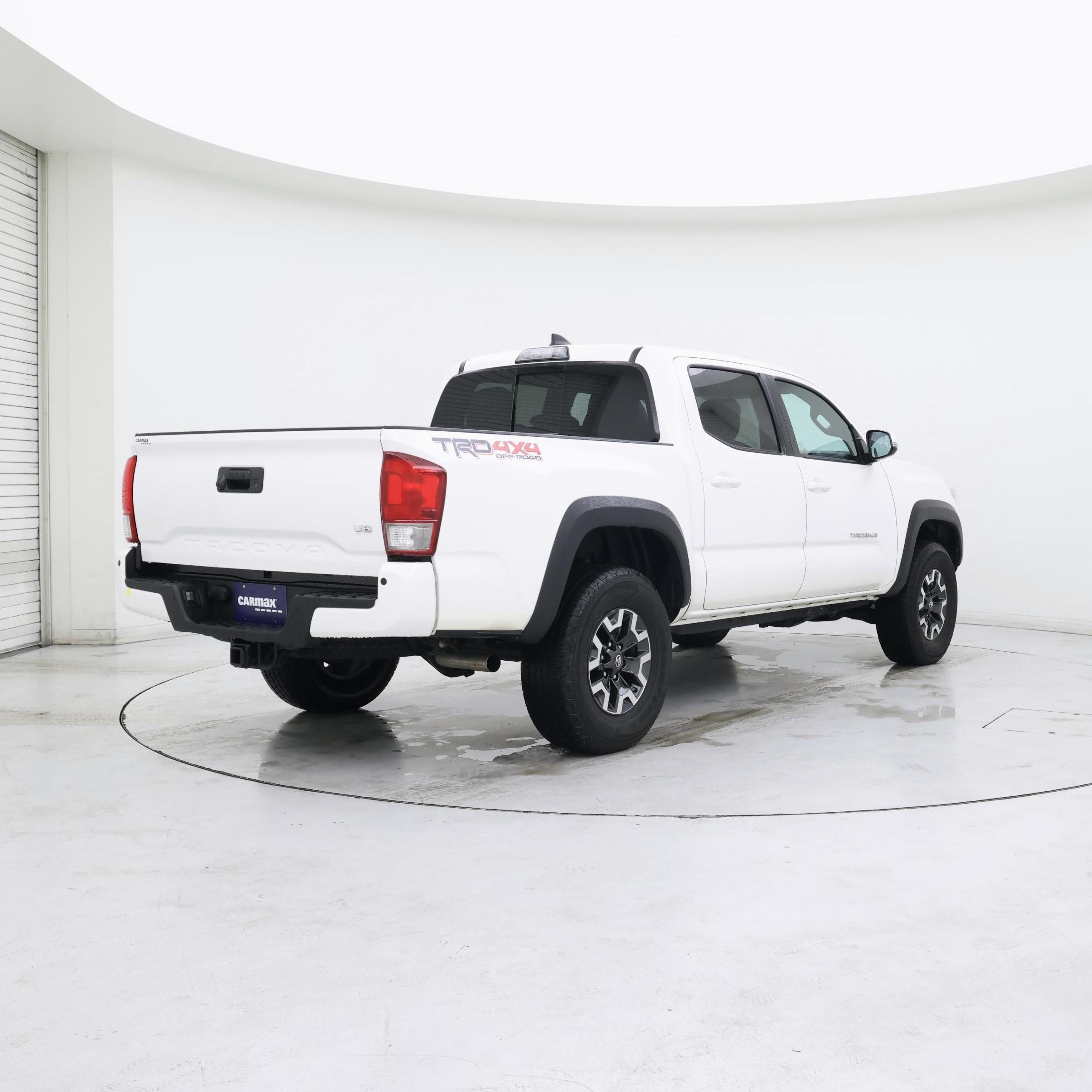 Thumbnail: 2017 Toyota Tacoma - 8