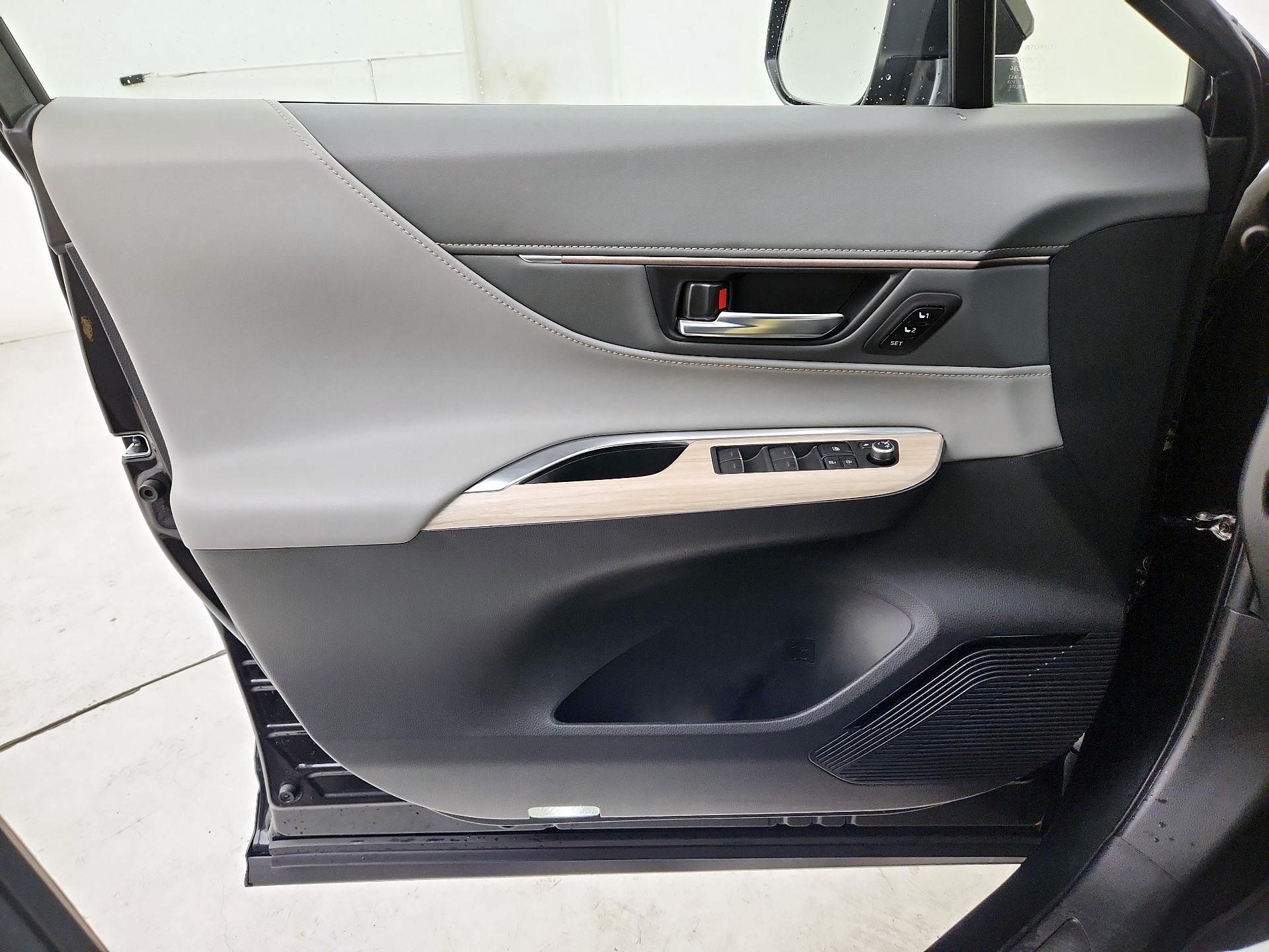 Thumbnail: 2023 Toyota Venza - 12