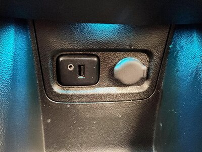 USB/AUX Ports