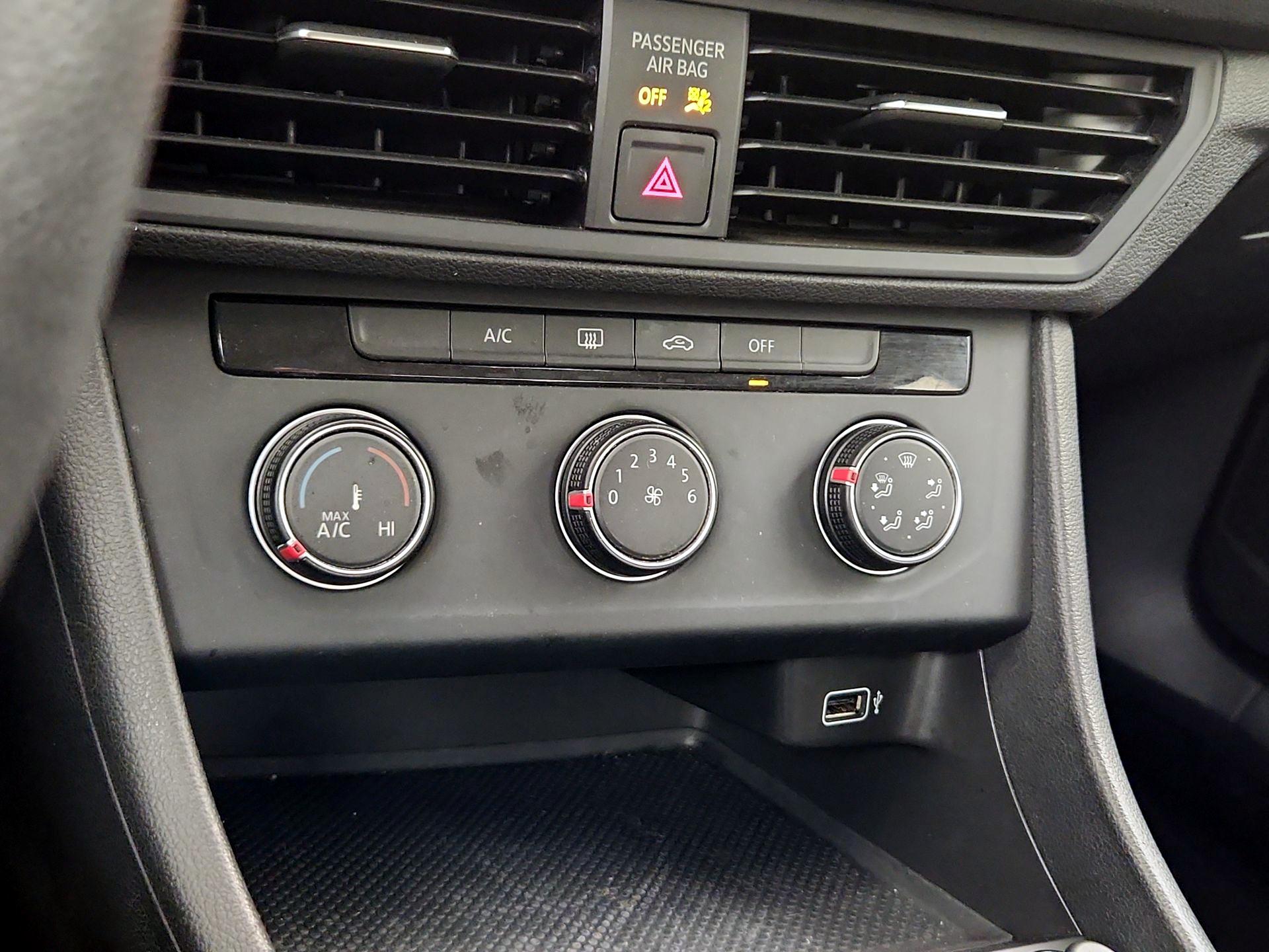 Thumbnail: 2019 Volkswagen Jetta - 16
