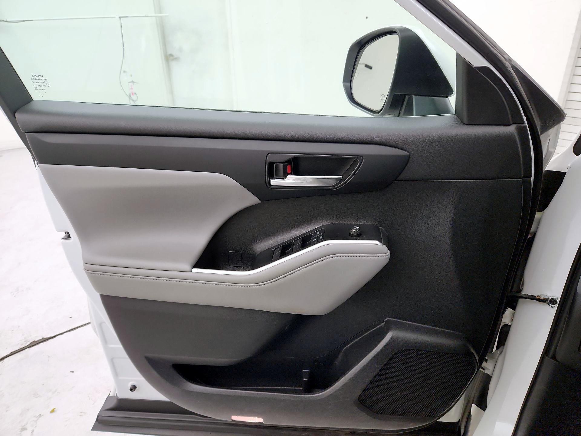 Thumbnail: 2021 Toyota Highlander - 12