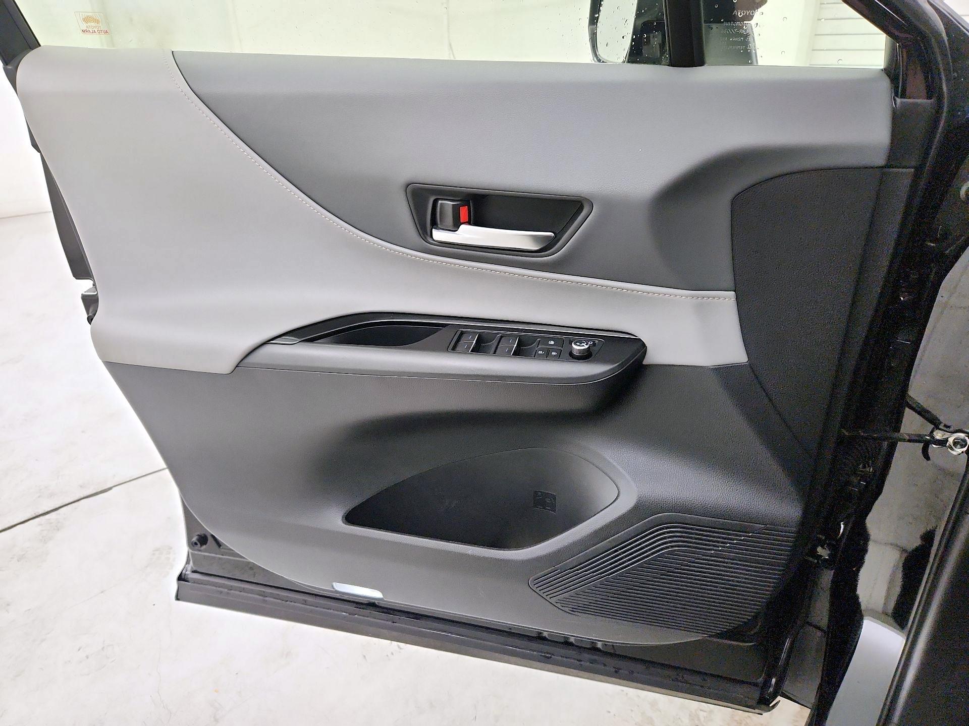 Thumbnail: 2021 Toyota Venza - 12