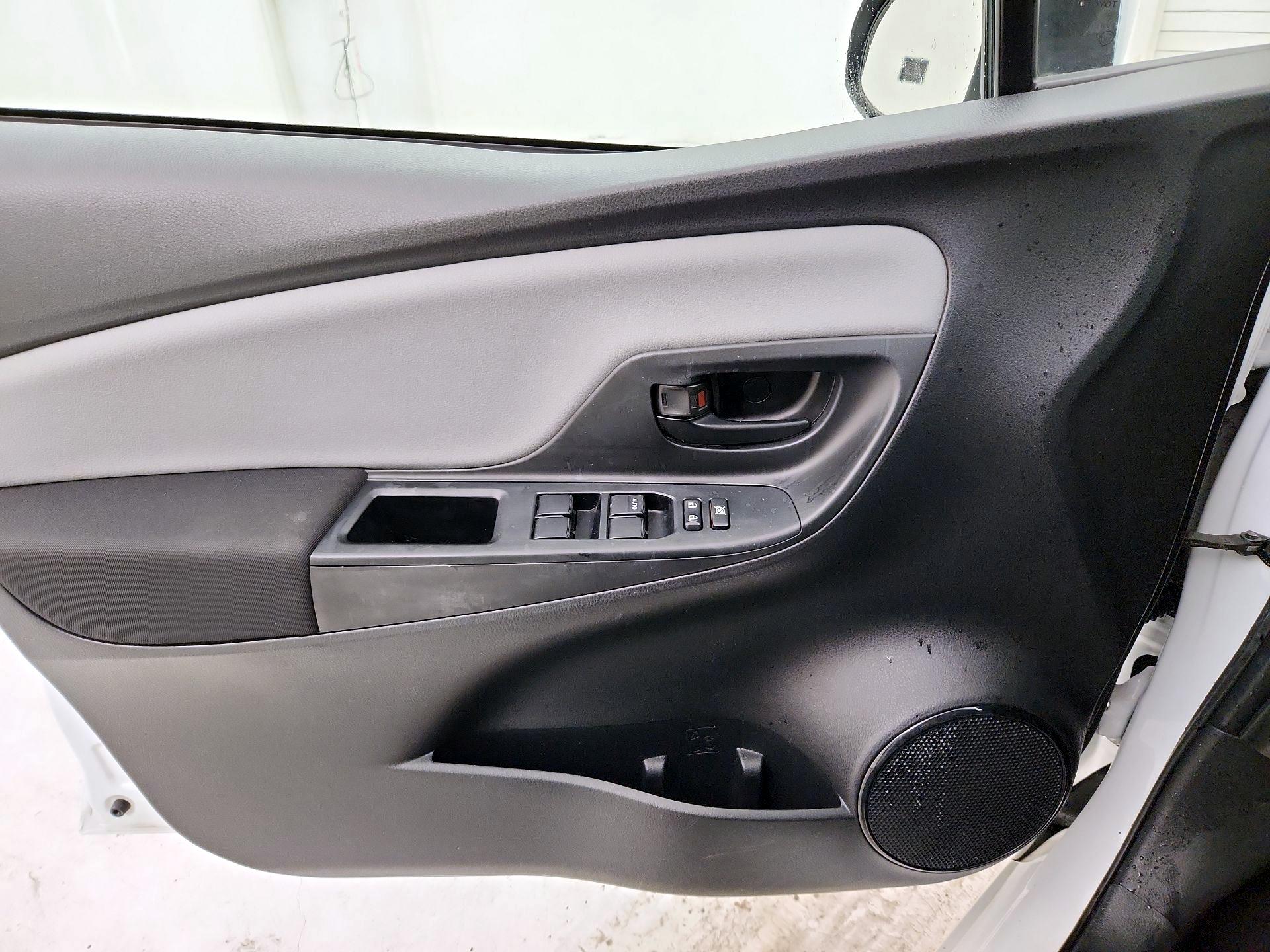 Thumbnail: 2015 Toyota Yaris - 12