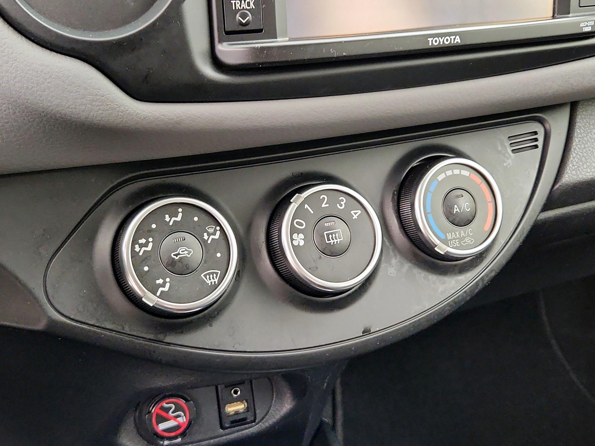 Thumbnail: 2015 Toyota Yaris - 15