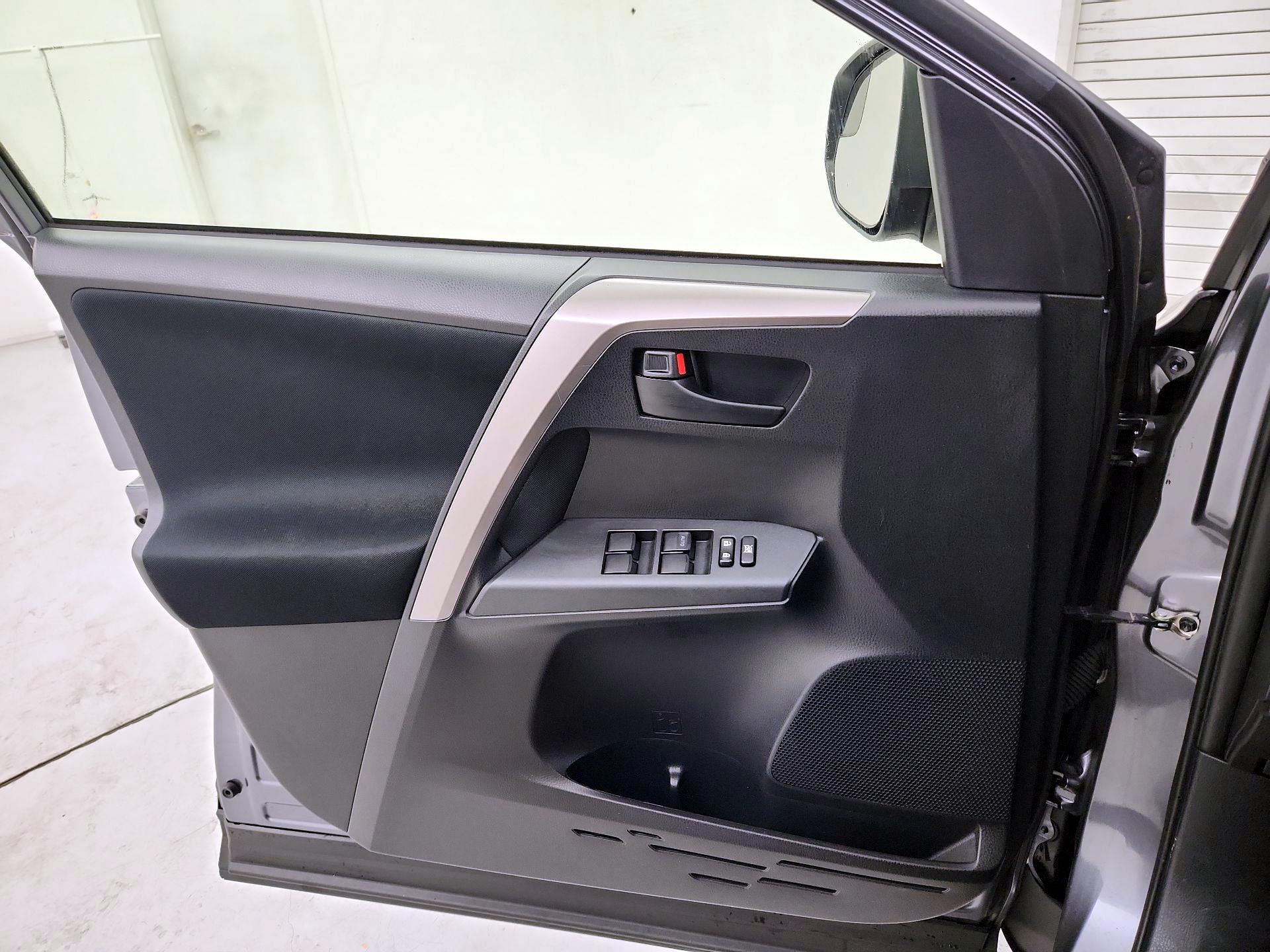 Thumbnail: 2018 Toyota RAV4 - 12