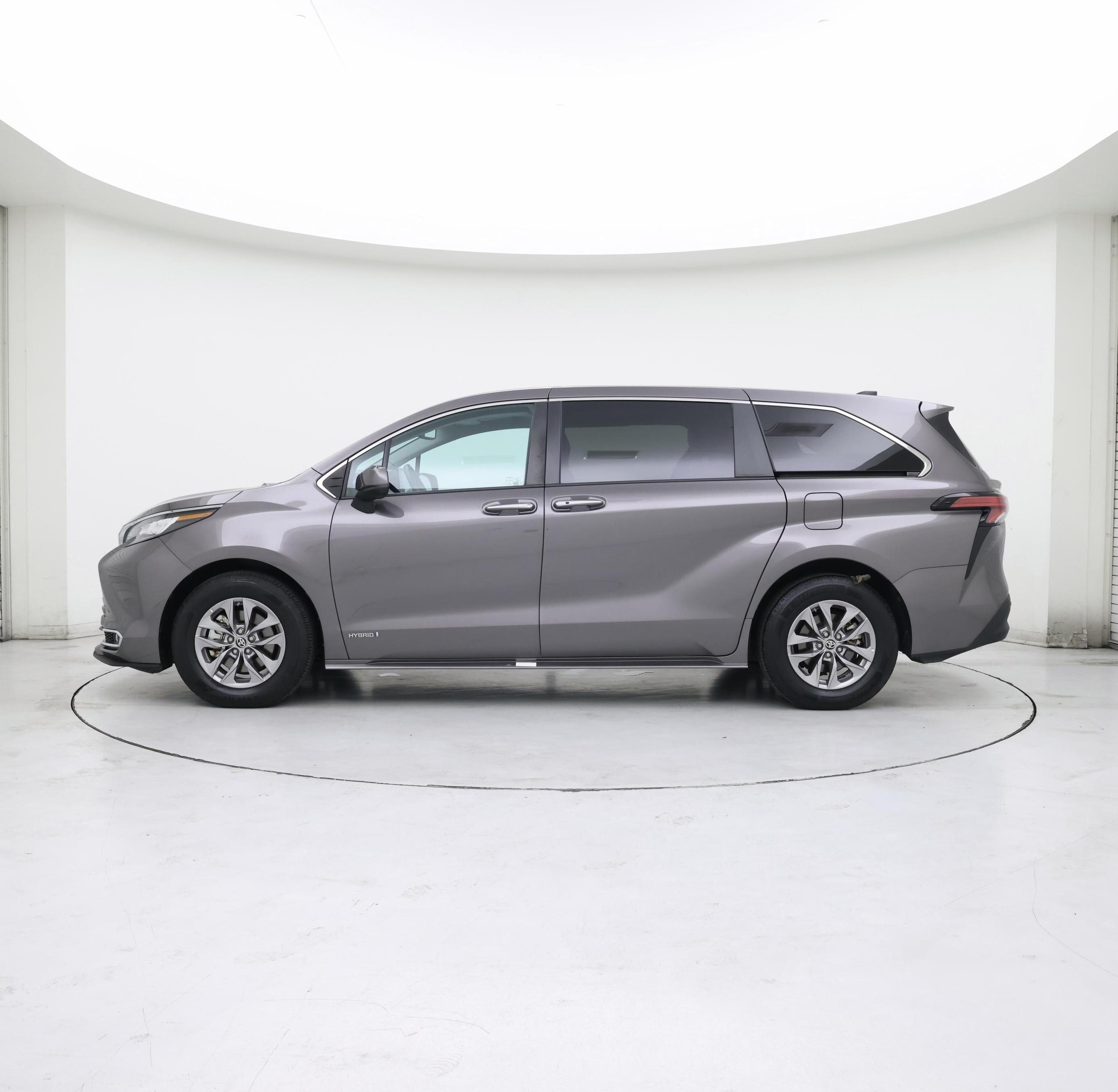 Thumbnail: 2021 Toyota Sienna - 3