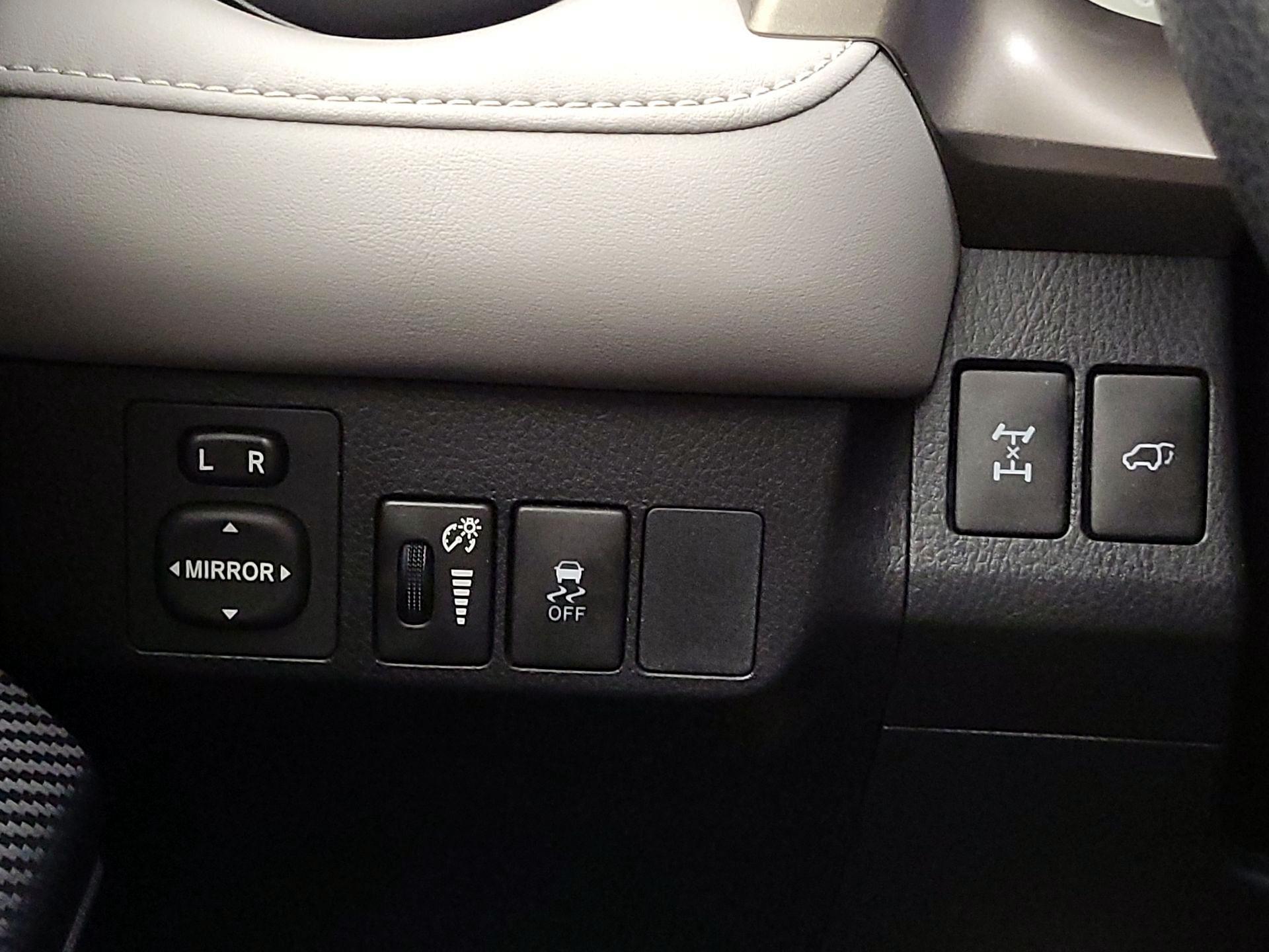Thumbnail: 2015 Toyota RAV4 - 13