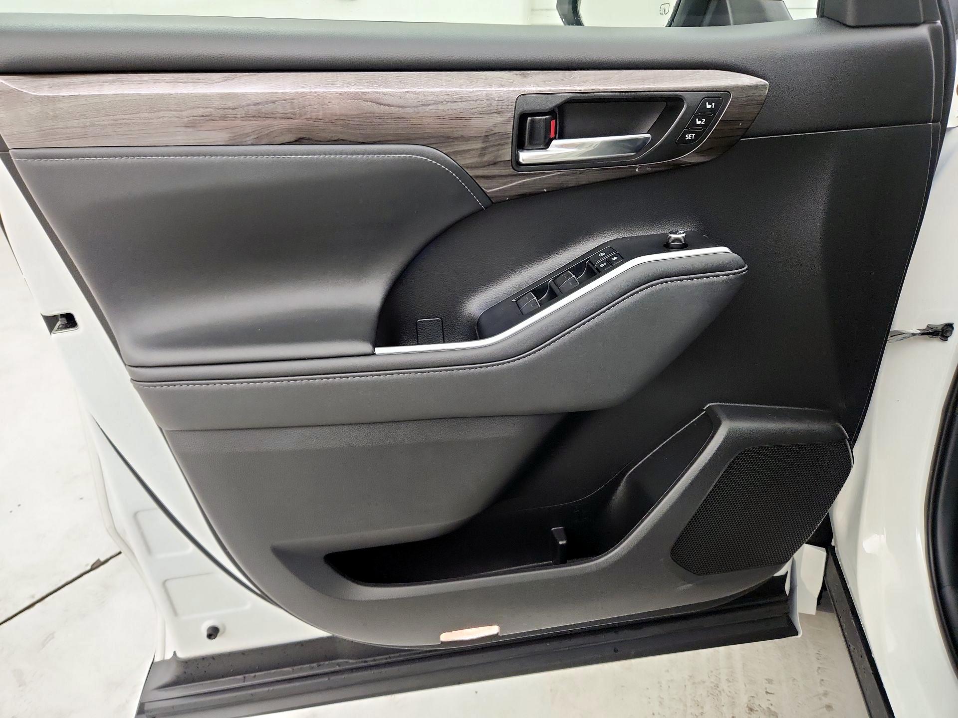 Thumbnail: 2021 Toyota Highlander - 12