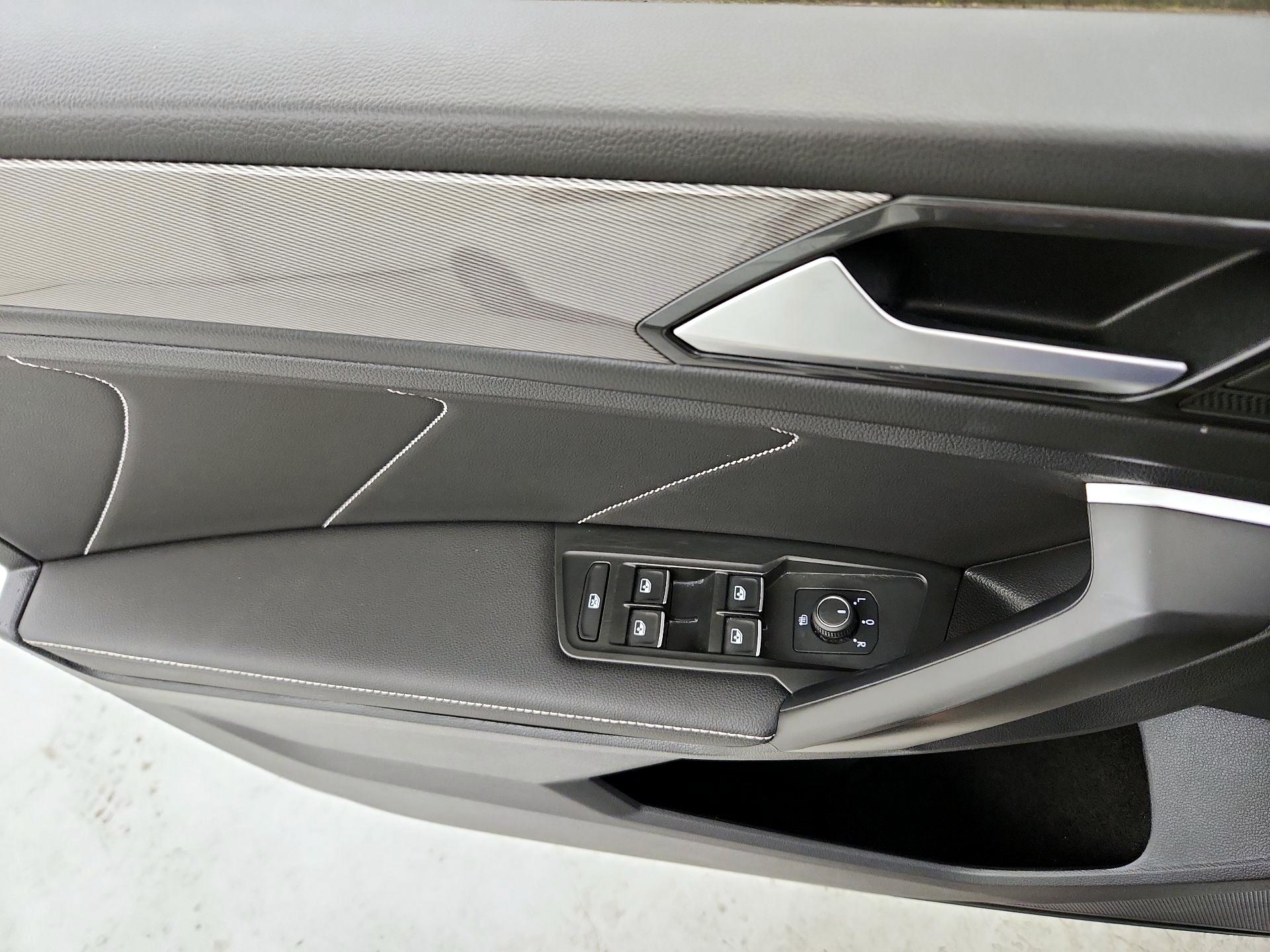 Thumbnail: 2022 Volkswagen Tiguan - 12