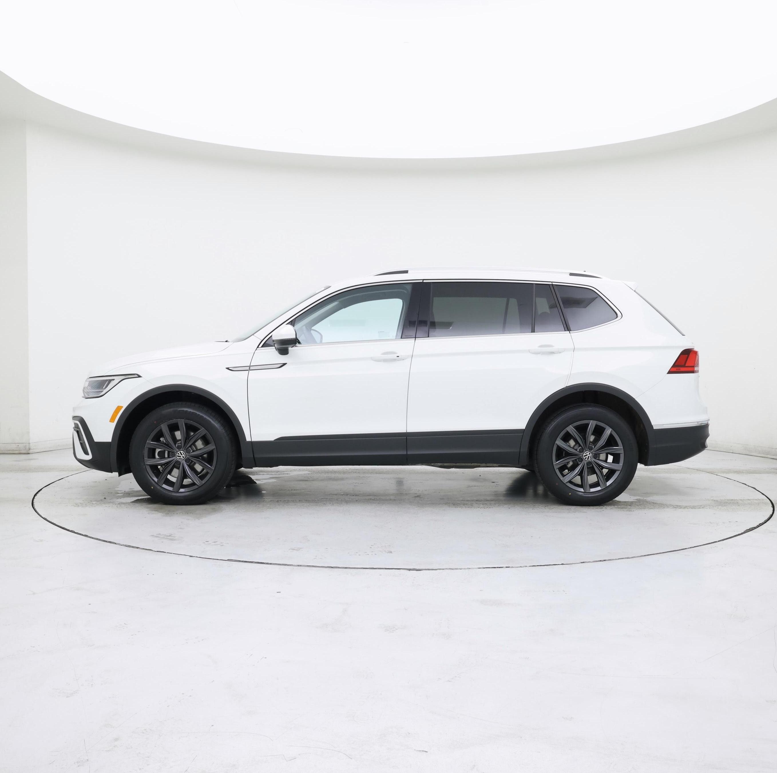 Thumbnail: 2022 Volkswagen Tiguan - 3