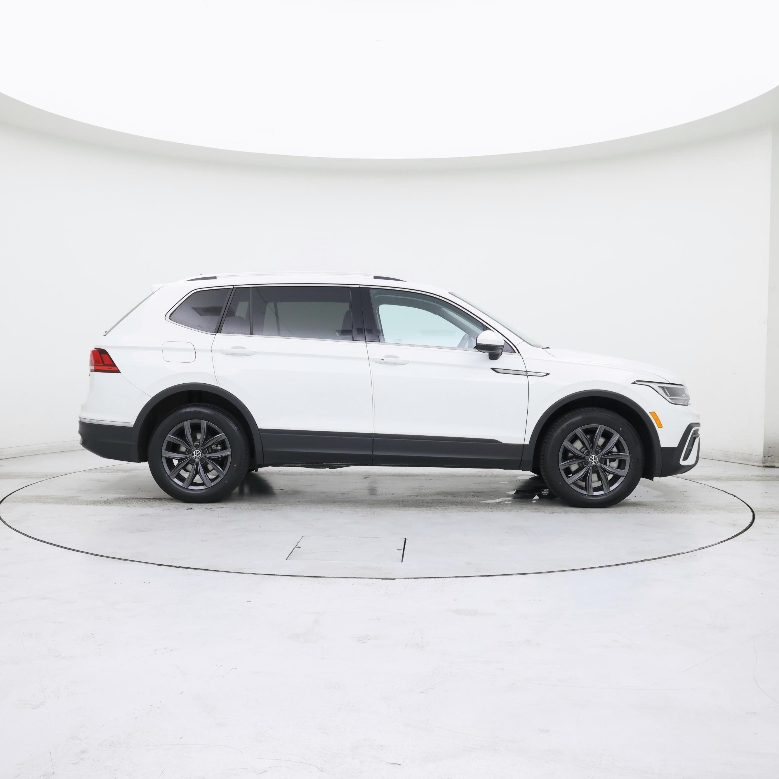 Thumbnail: 2022 Volkswagen Tiguan - 7