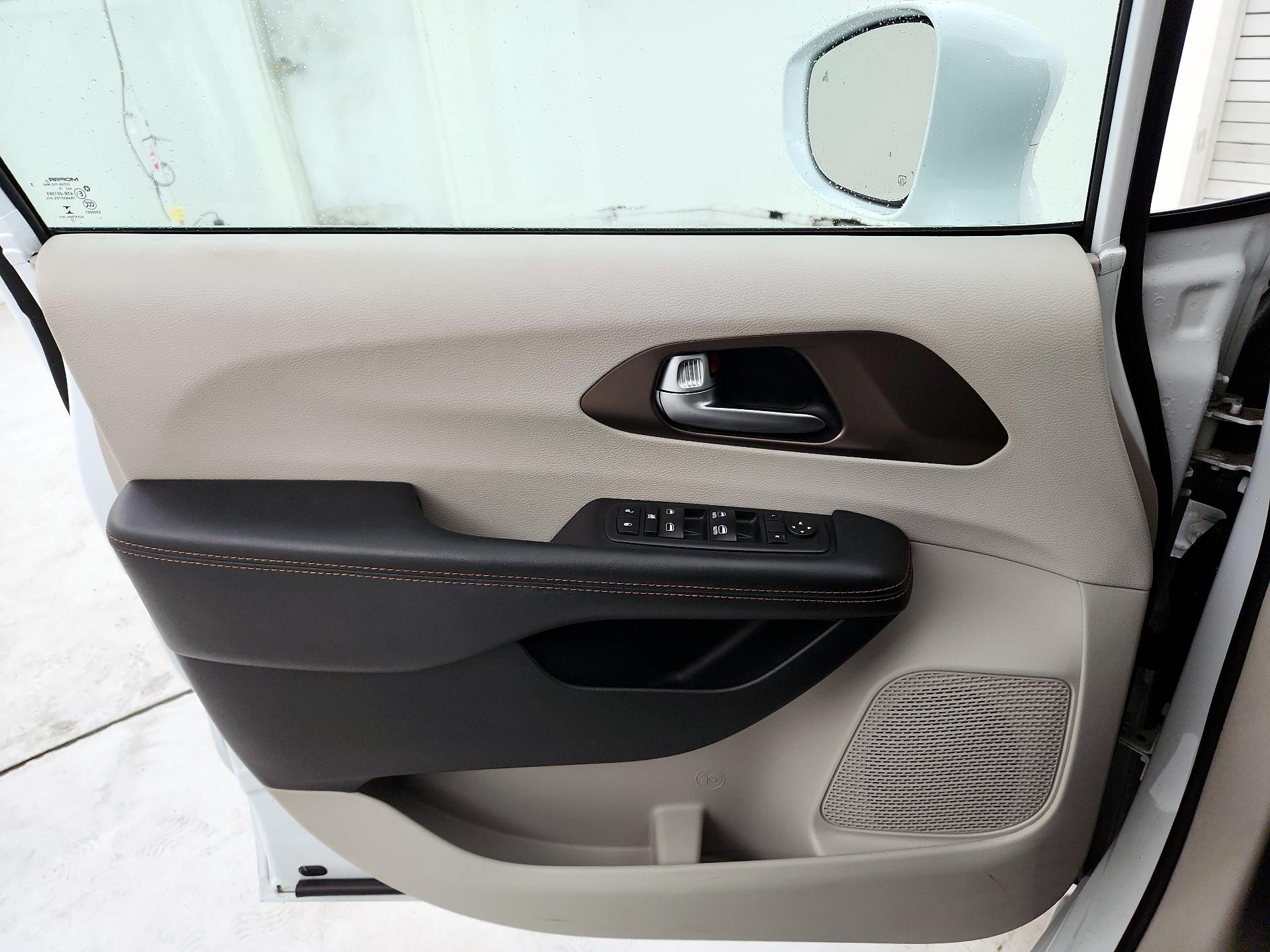Thumbnail: 2017 Chrysler Pacifica - 12