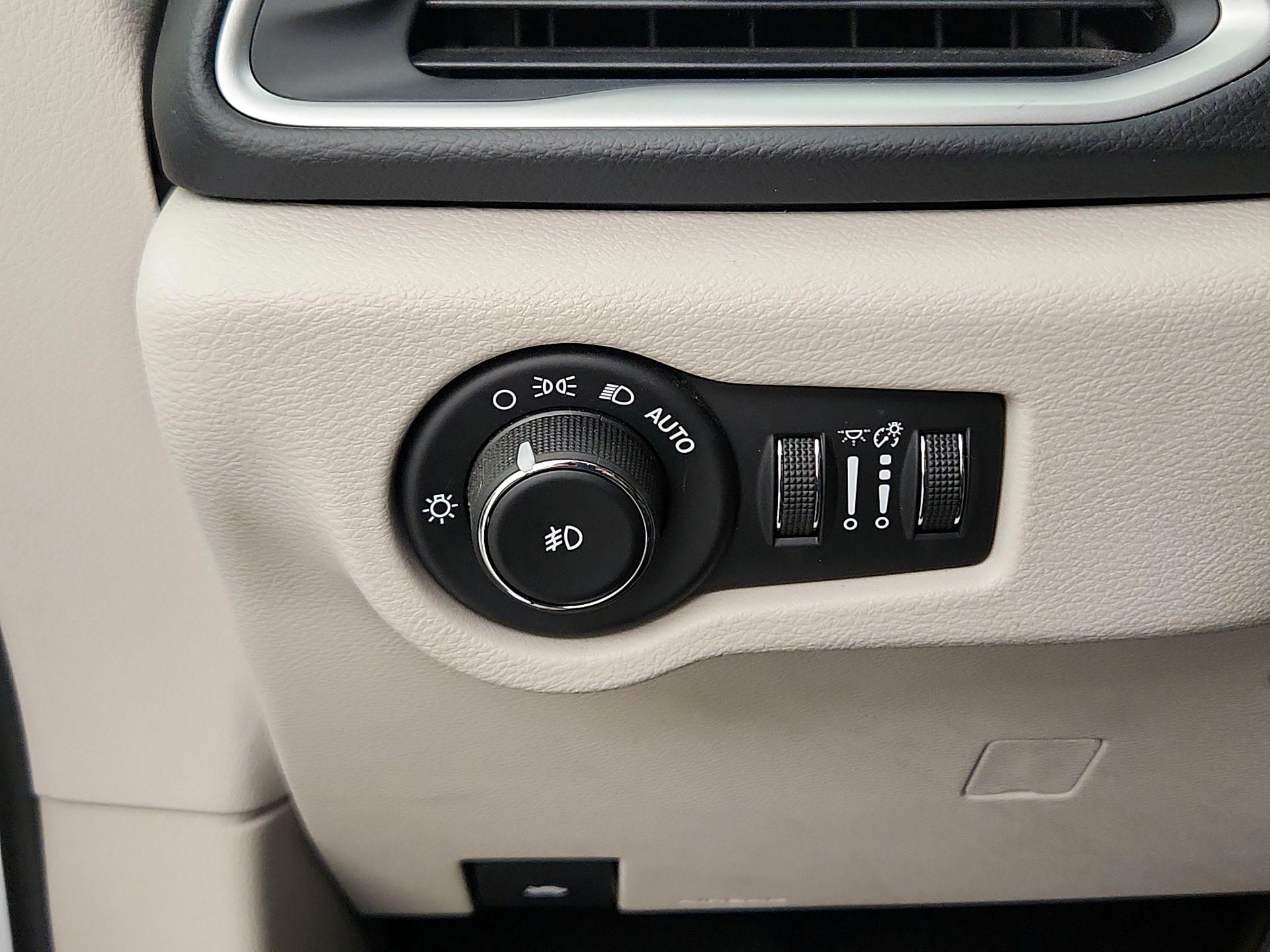Thumbnail: 2017 Chrysler Pacifica - 13