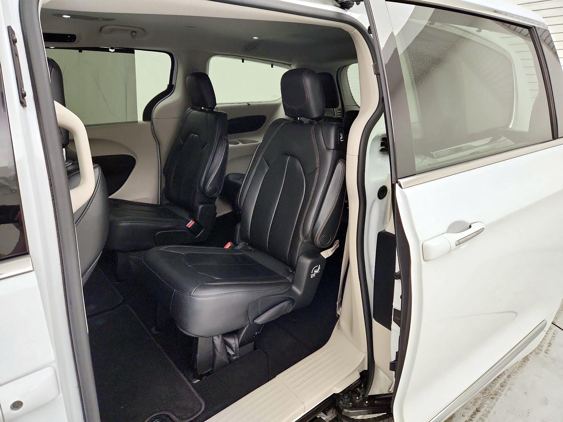 Thumbnail: 2017 Chrysler Pacifica - 19