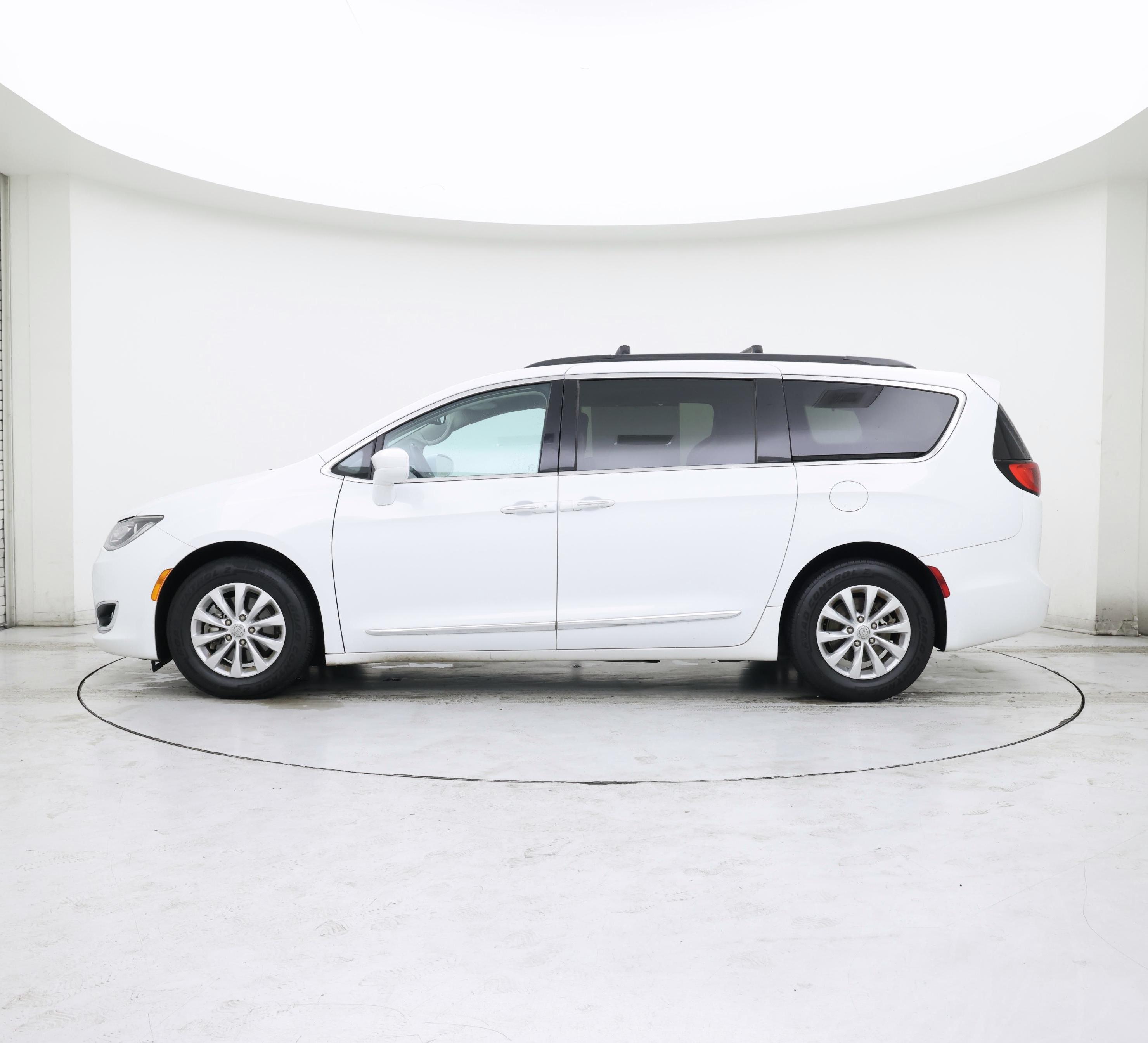 Thumbnail: 2017 Chrysler Pacifica - 3