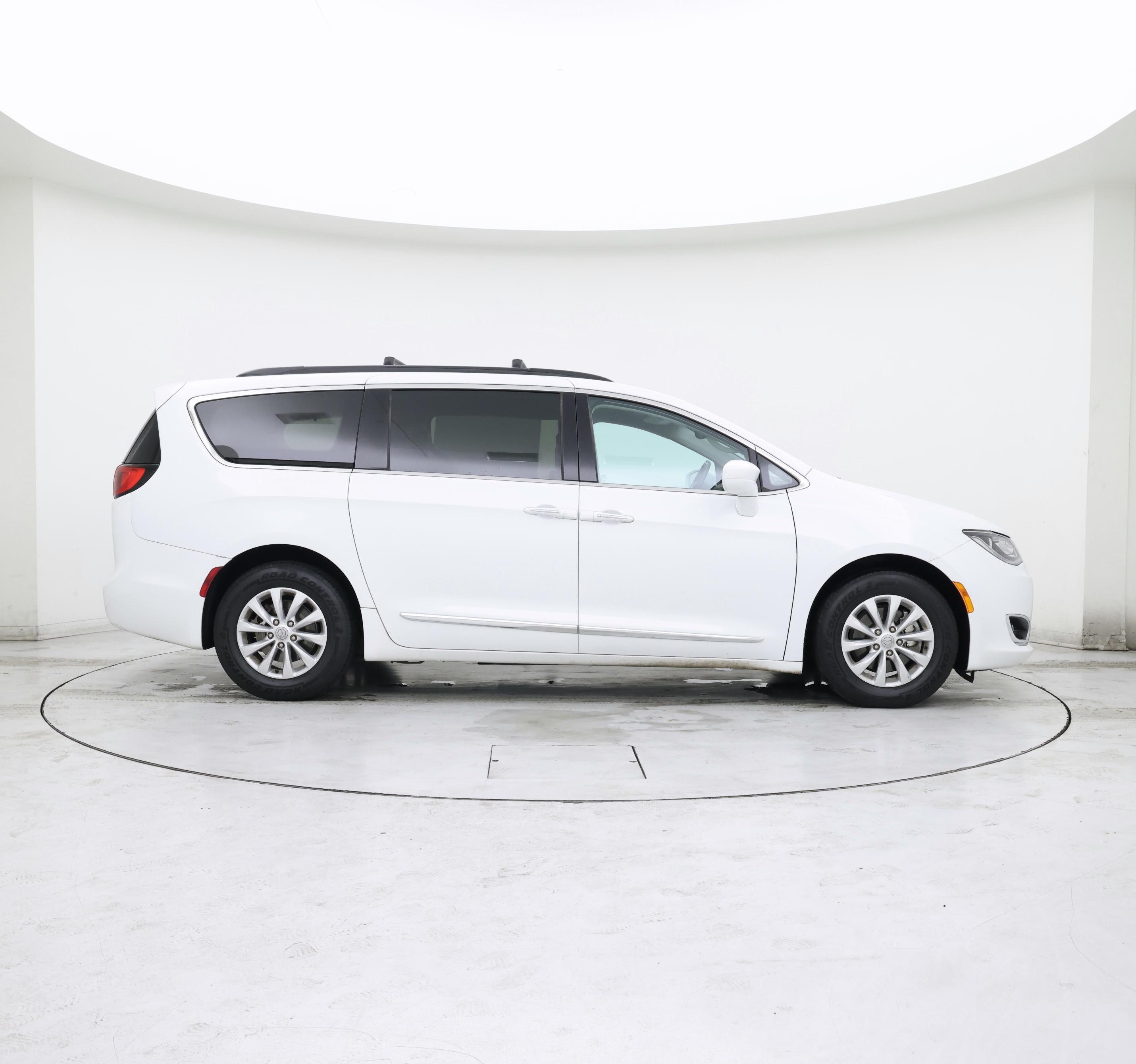 Thumbnail: 2017 Chrysler Pacifica - 7