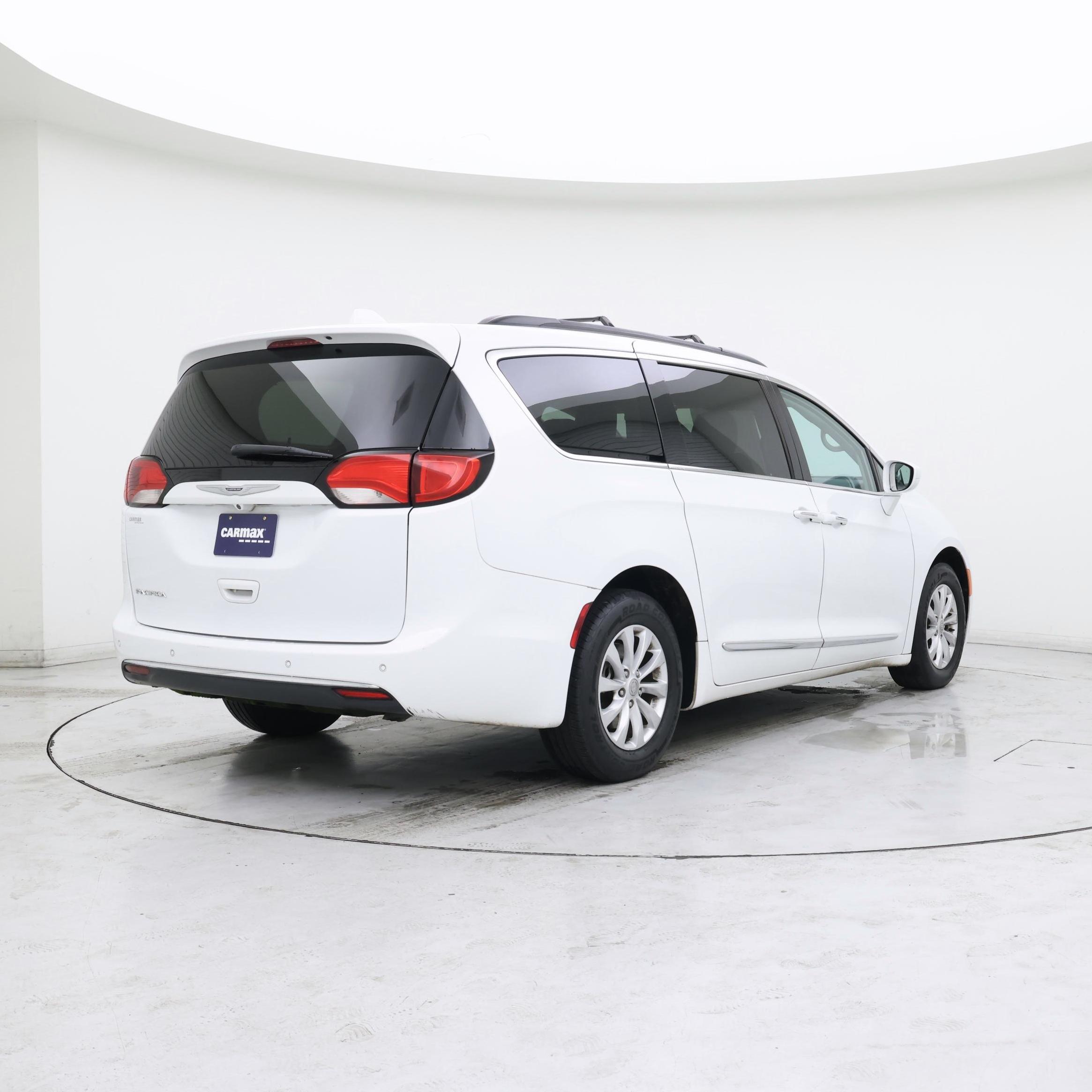 Thumbnail: 2017 Chrysler Pacifica - 8