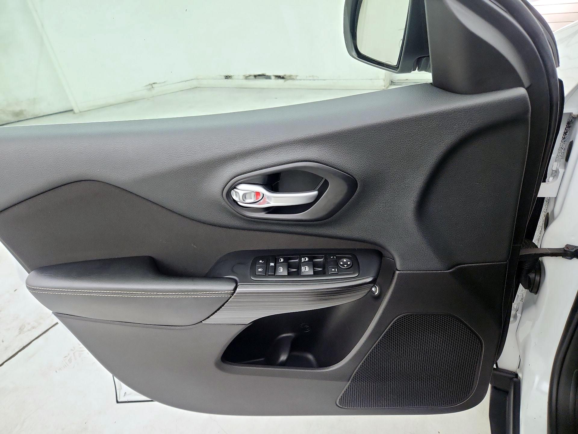 Thumbnail: 2015 Jeep Cherokee - 12