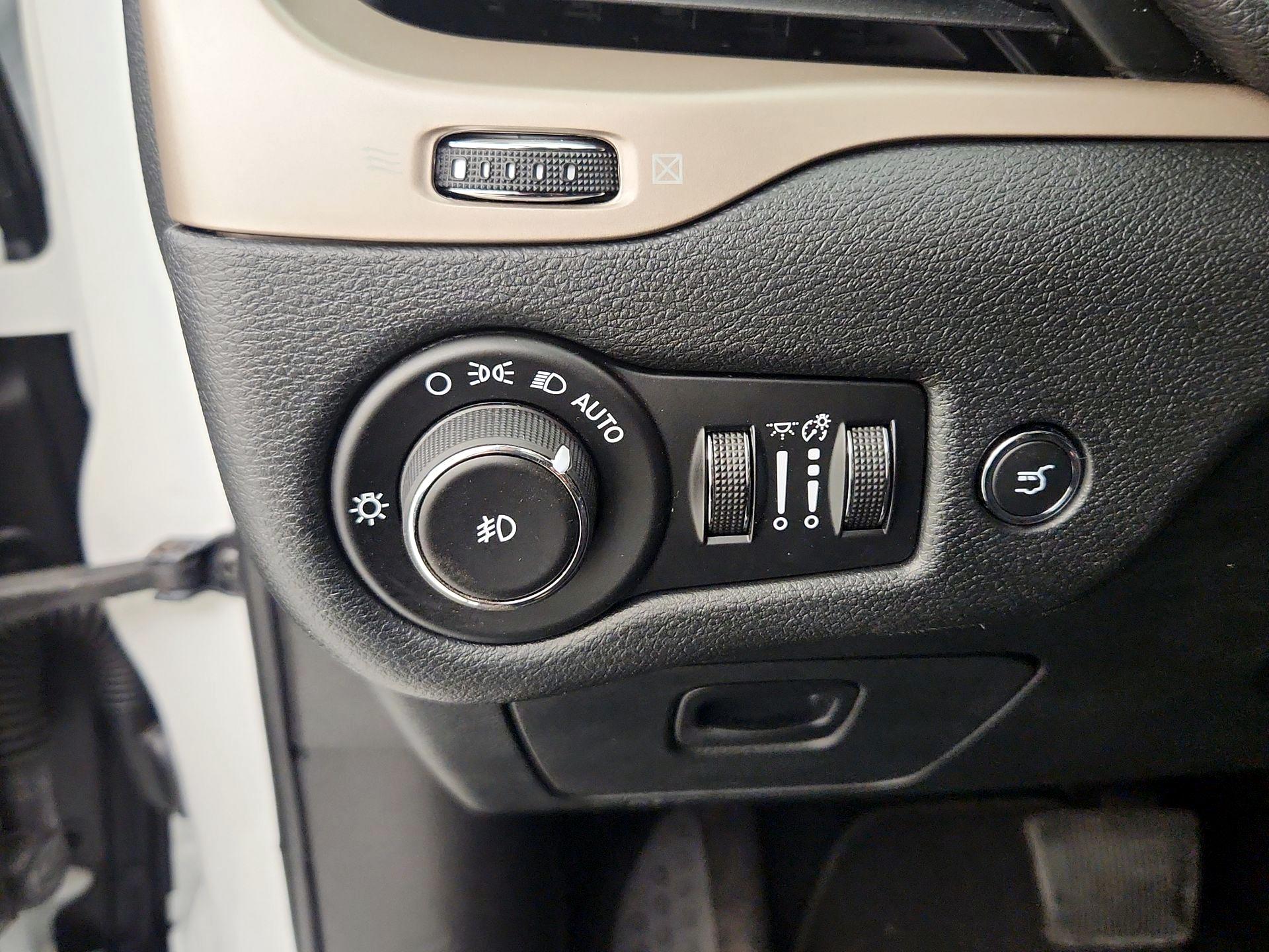 Thumbnail: 2015 Jeep Cherokee - 13