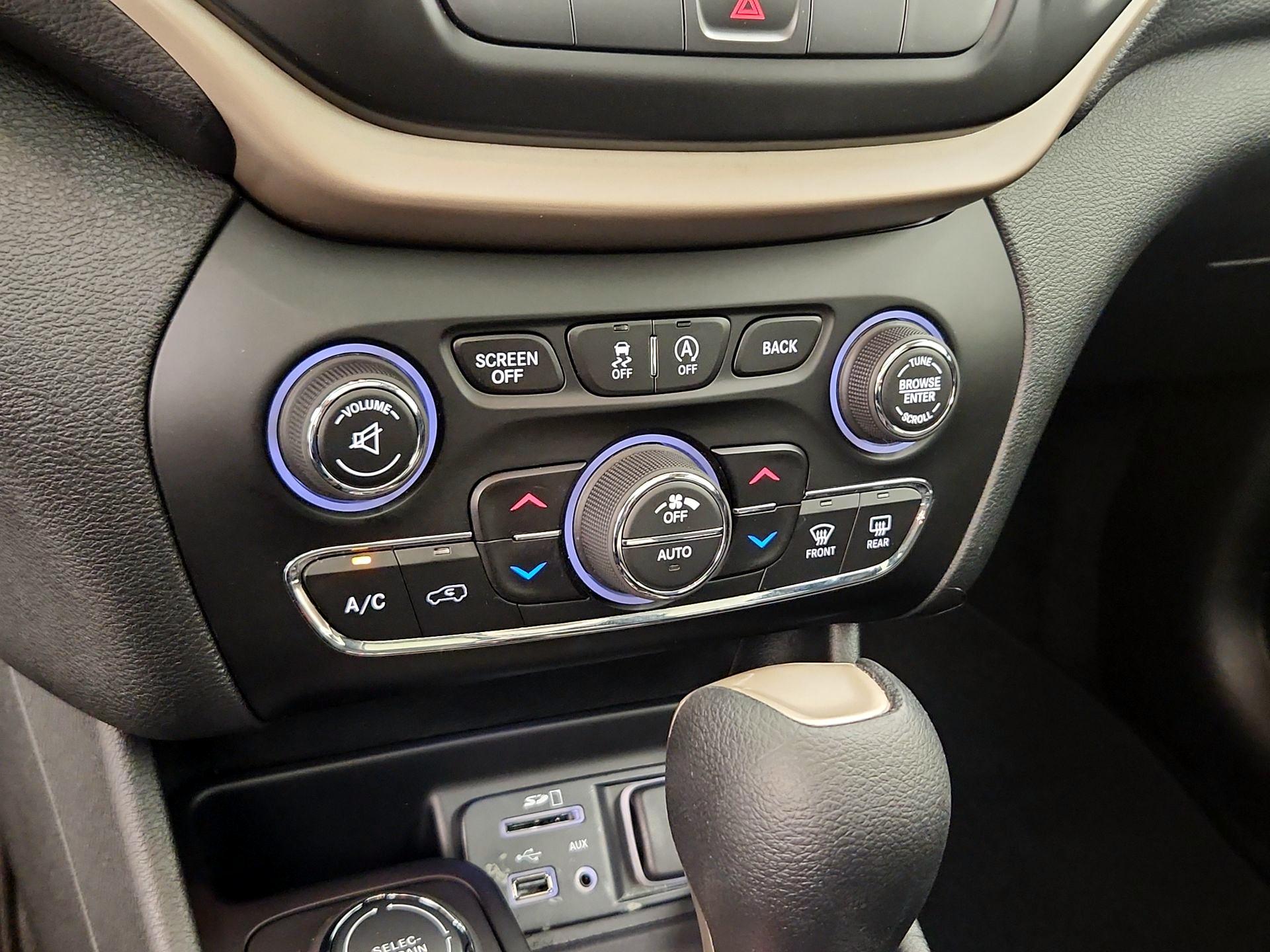 Thumbnail: 2015 Jeep Cherokee - 16