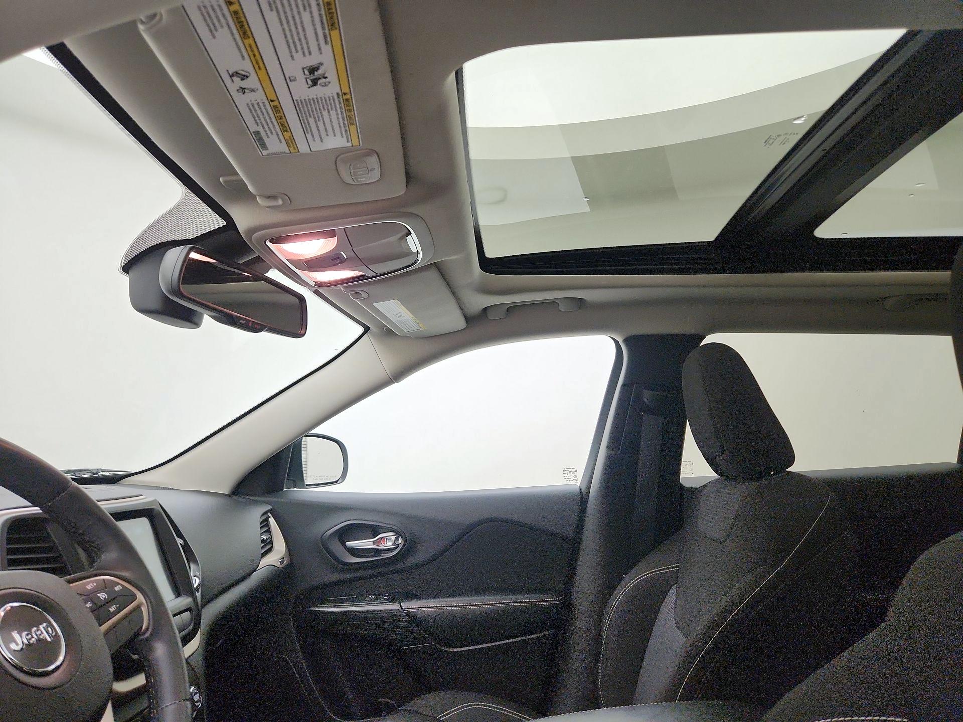 Thumbnail: 2015 Jeep Cherokee - 19