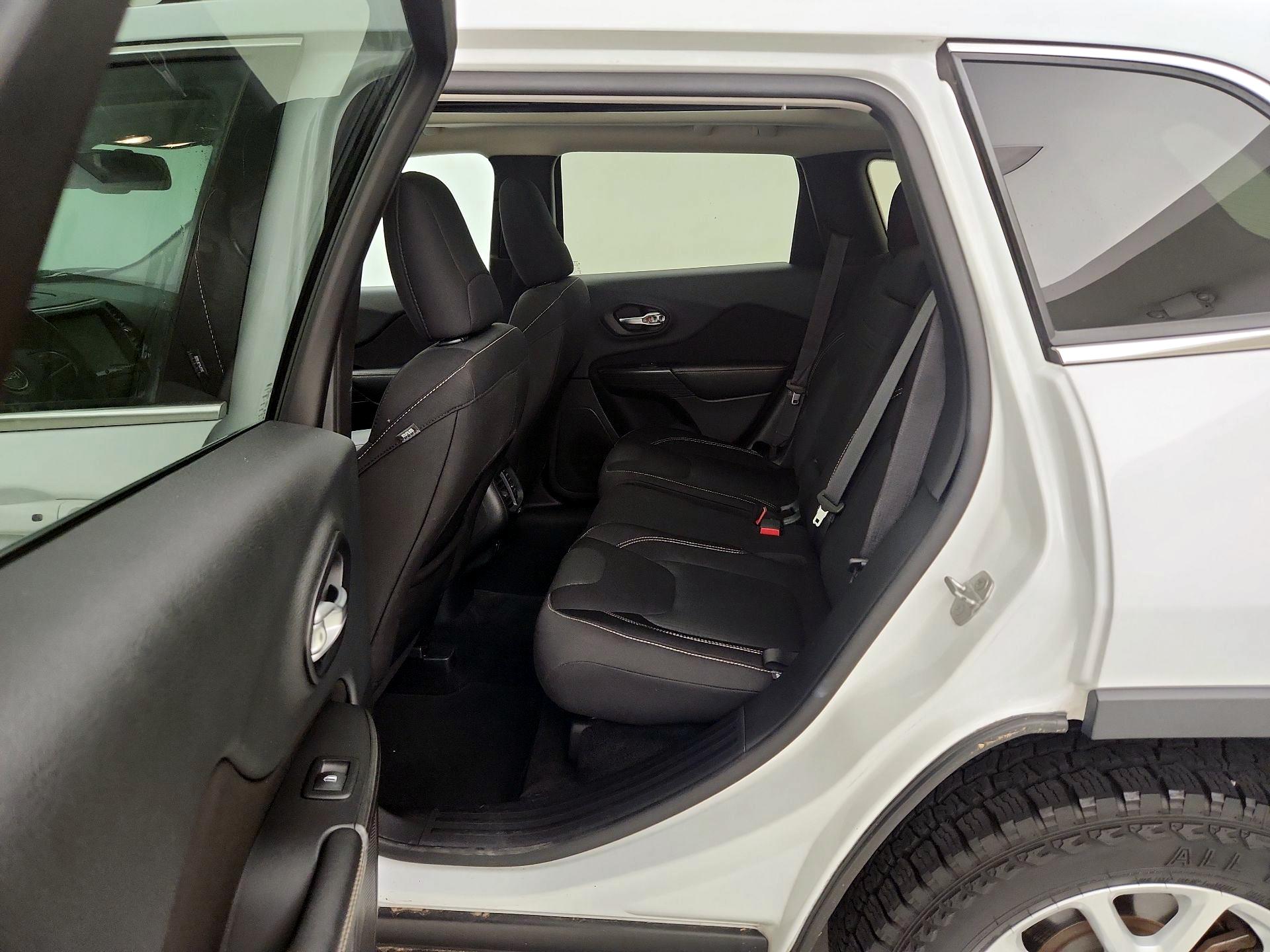 Thumbnail: 2015 Jeep Cherokee - 20